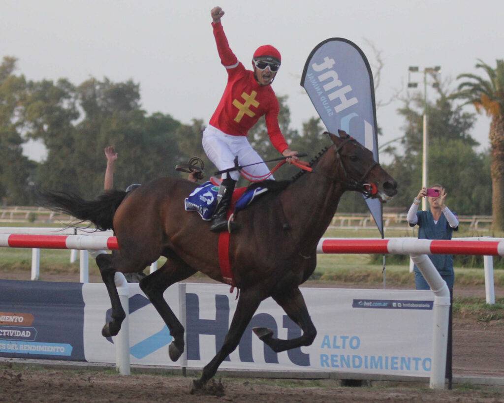 The Gladiator’s Hat se despega en los últimos 400 metros y gana el Dardo Rocha 2025 en La Plata.

HNT