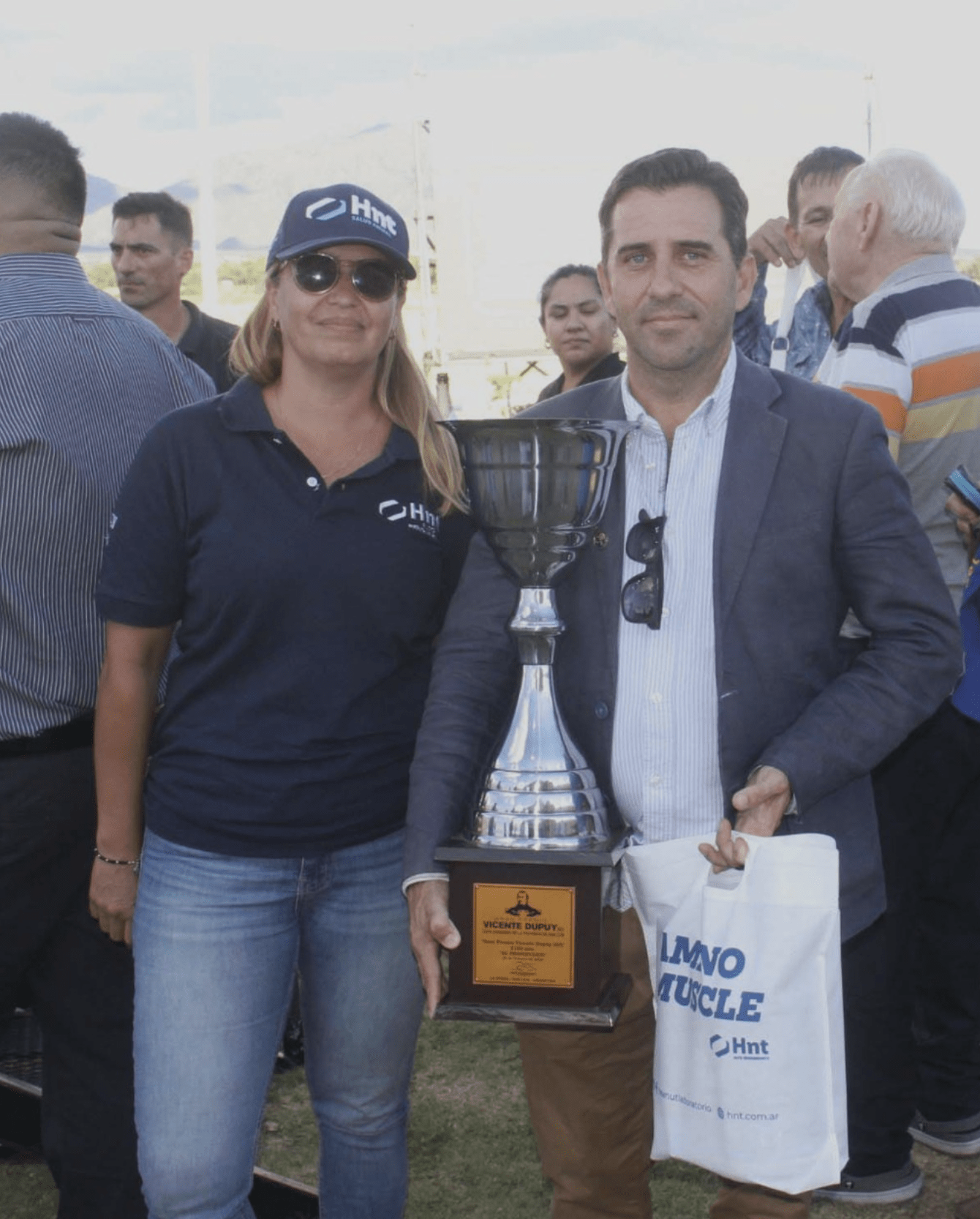 Representante Laboratorio HNT entrega copa Gran Premio Vicente Dupuy a Juan Losano propietario Tamarisco Cat