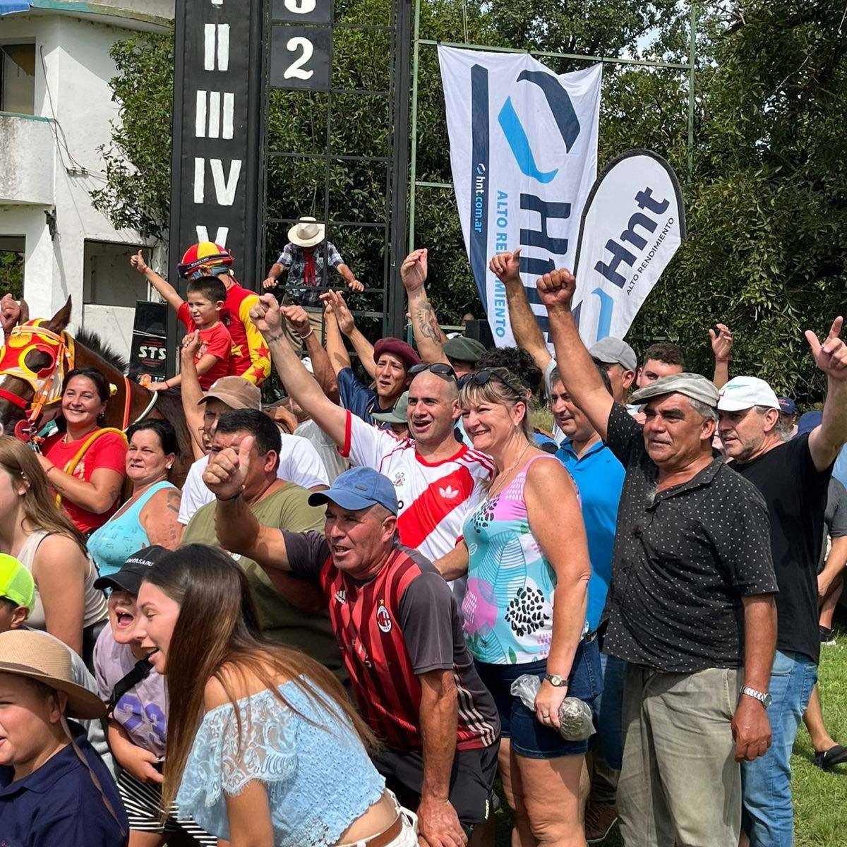 Clásico 325 metros Hipódromo Status Victoria - Papotin y Jonathan Santana con productos HNT