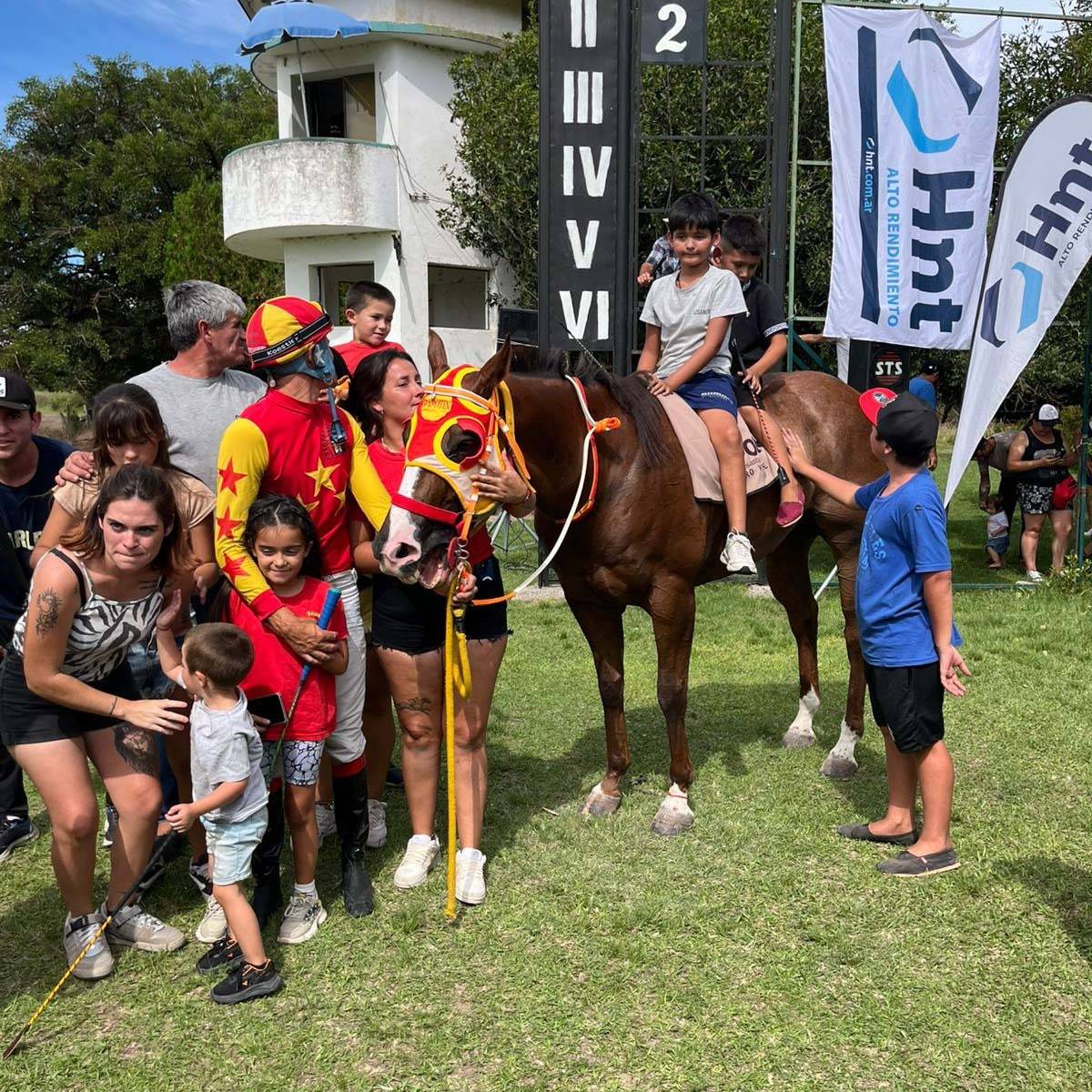 Laboratorio HNT presente en el turf de Victoria Entre Ríos - suplementos para equinos doping free