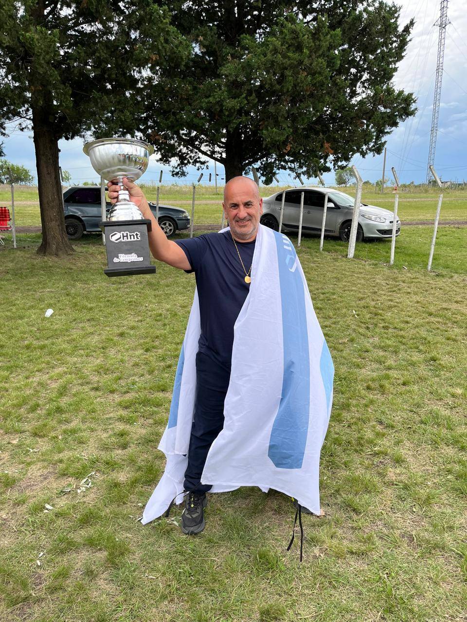 Jornada turfística en el Hipódromo de Viale Entre Ríos - Laboratorio HNT presente