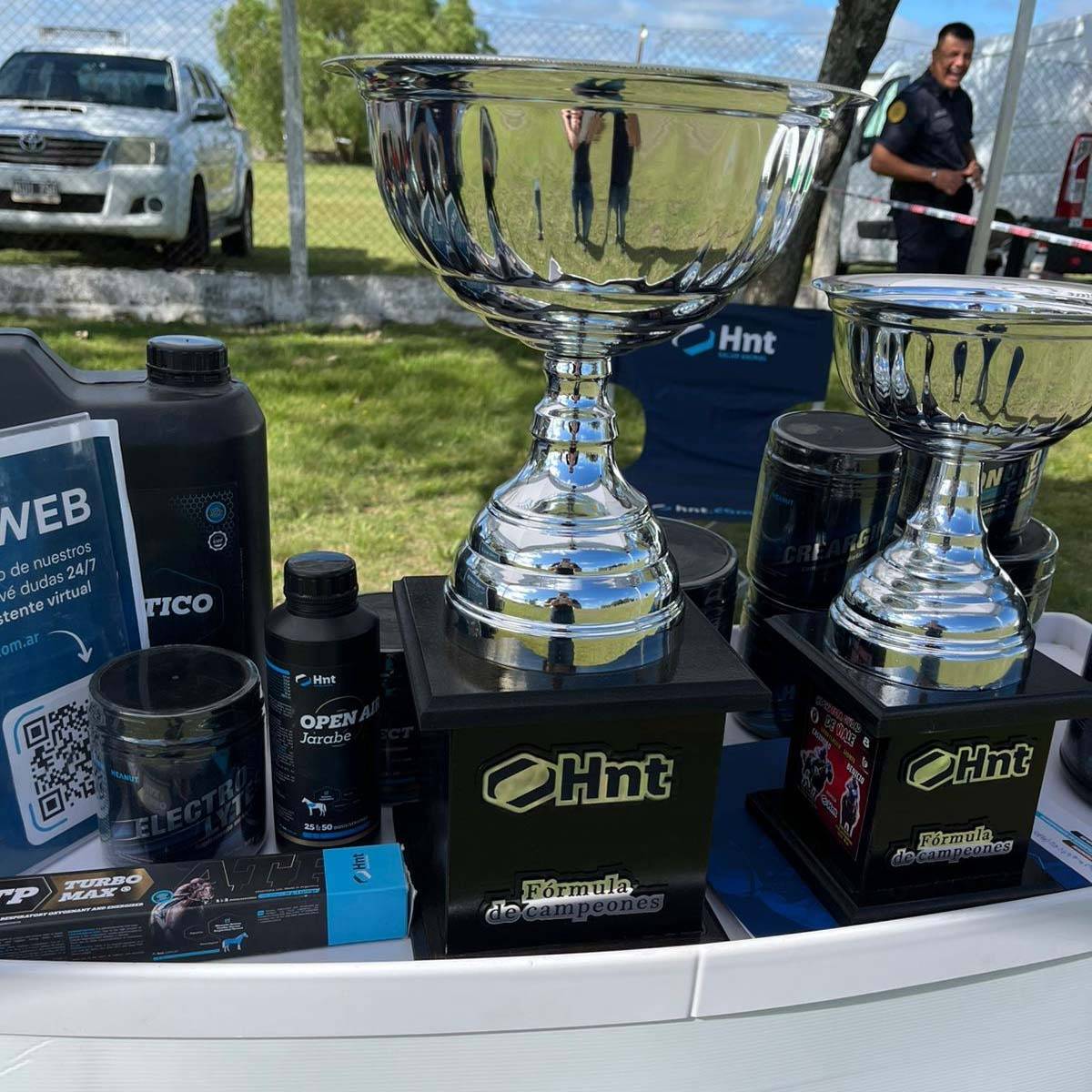 Laboratorio HNT entrega Copa y kit de productos a los ganadores - Hipódromo Viale Entre Ríos