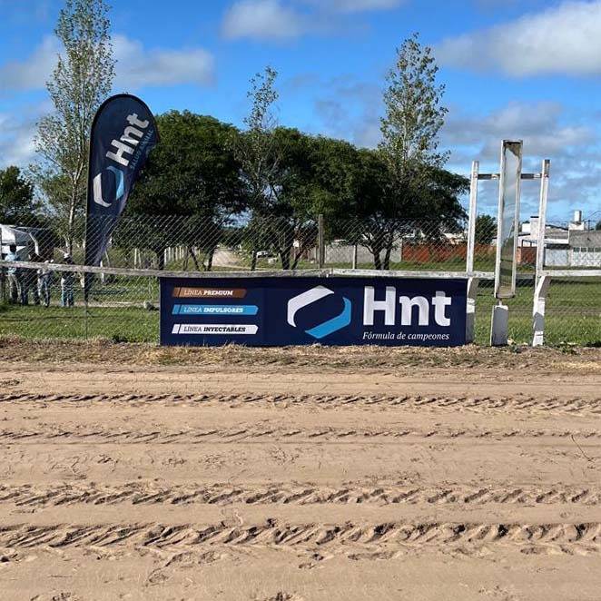 Representante Laboratorio HNT en la entrega de premios Hipódromo Viale - Fórmula de Campeones