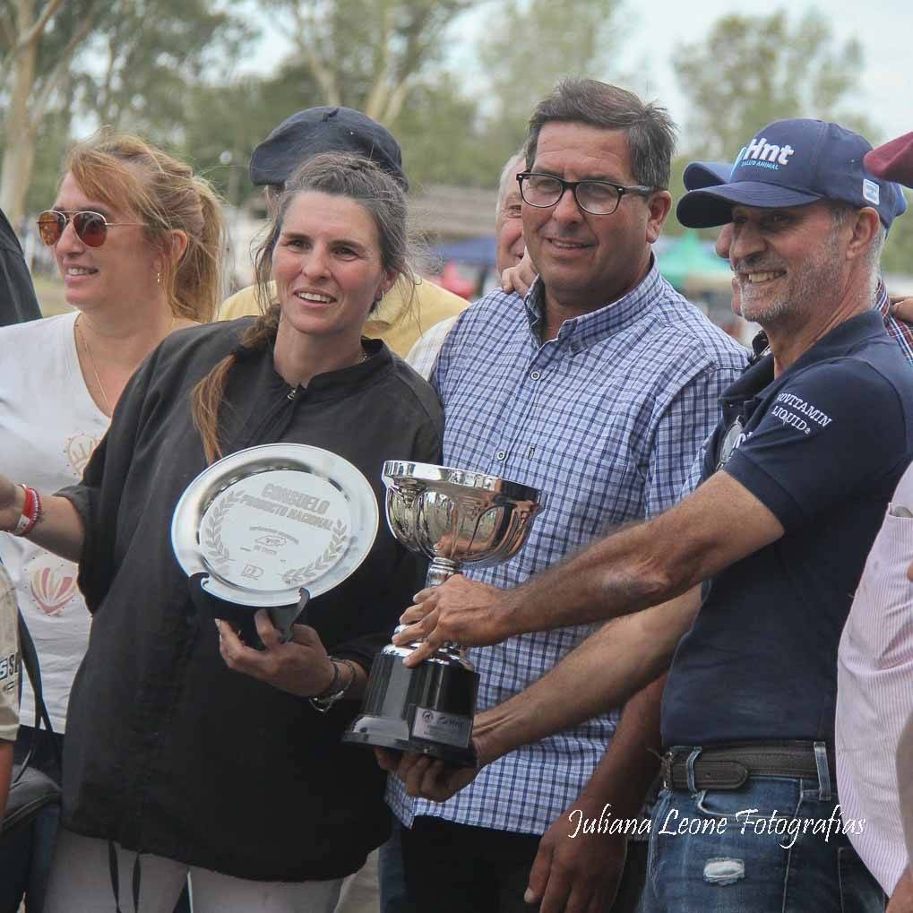 Laboratorio HNT entrega Copa y kit de productos a los ganadores del Gran Premio Nacional de Navarro