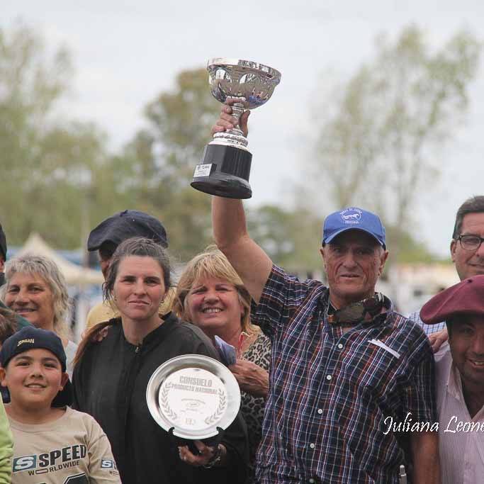 Representantes del Laboratorio HNT en el Hipódromo de Navarro - Gran Premio Municipal y Nacional
