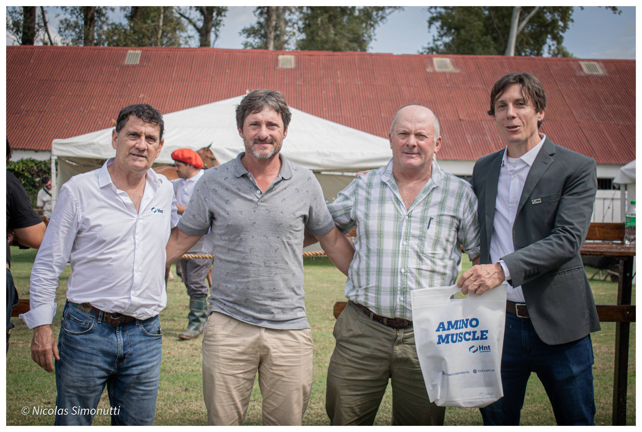 Representantes HNT con producto AminoMuscle en Nuestros Caballos 2026