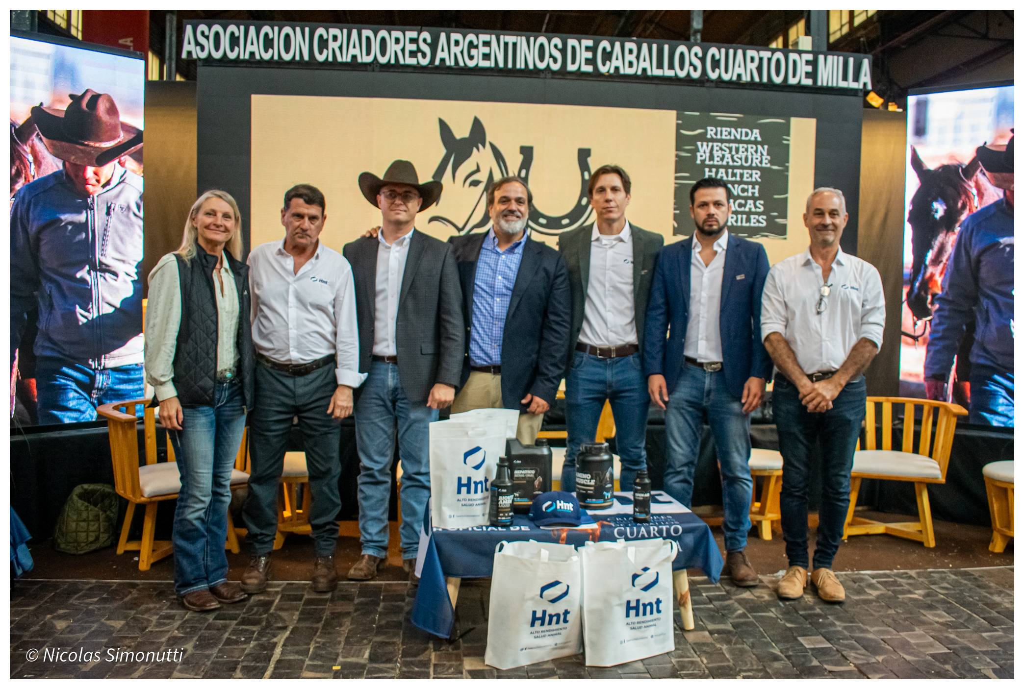 Equipo HNT con productos en stand Nuestros Caballos 2026 La Rural
