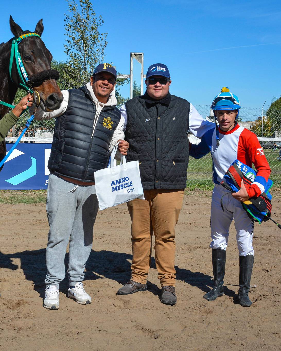 Laboratorio HNT premiando al stud La Guardia y al jockey ganador del Clásico HNT en Viale con el kit AminoMuscle