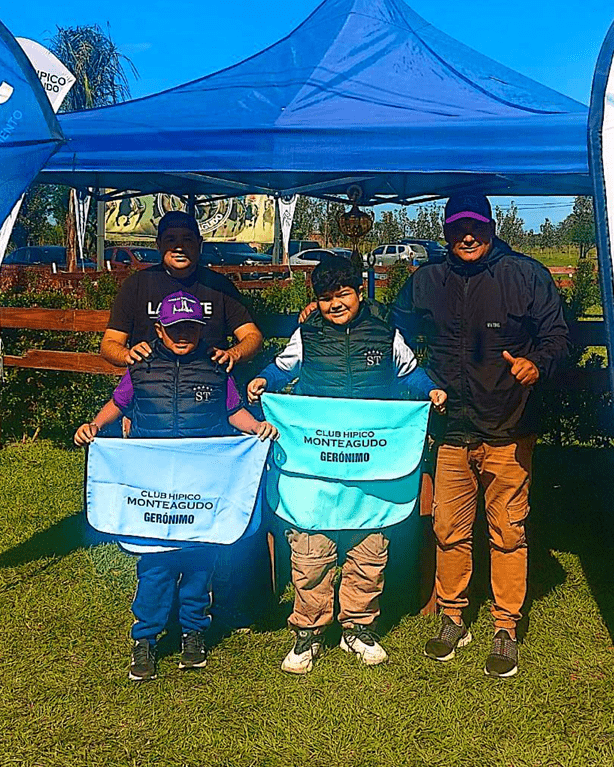 Equipo ganador con merchandising oficial de Laboratorio HNT en la jornada del Club Hípico Monteagudo
