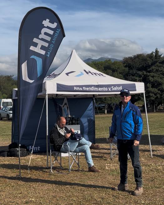 Stand de Laboratorio HNT con gazebo y teardrop en la Equestrian Week 2026 del Tucumán Polo Club