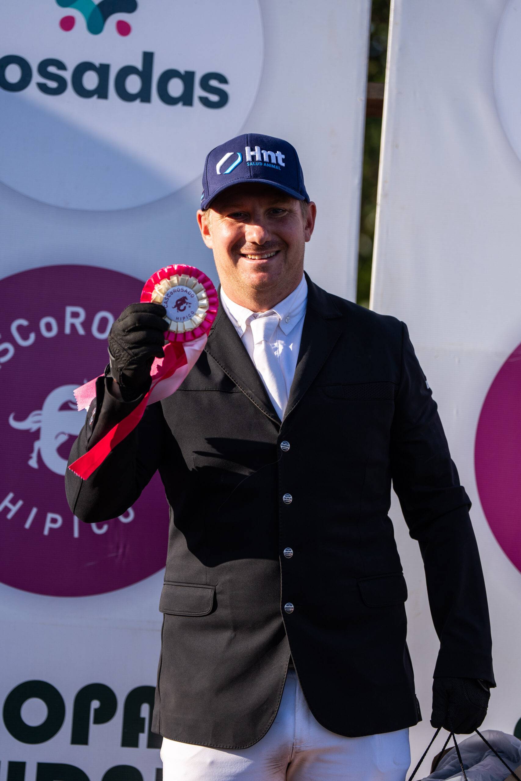 Ganador del Torneo Valla Uno con la gorra oficial de Laboratorio HNT y la escarapela del Hípico Casco Rosado de Posadas