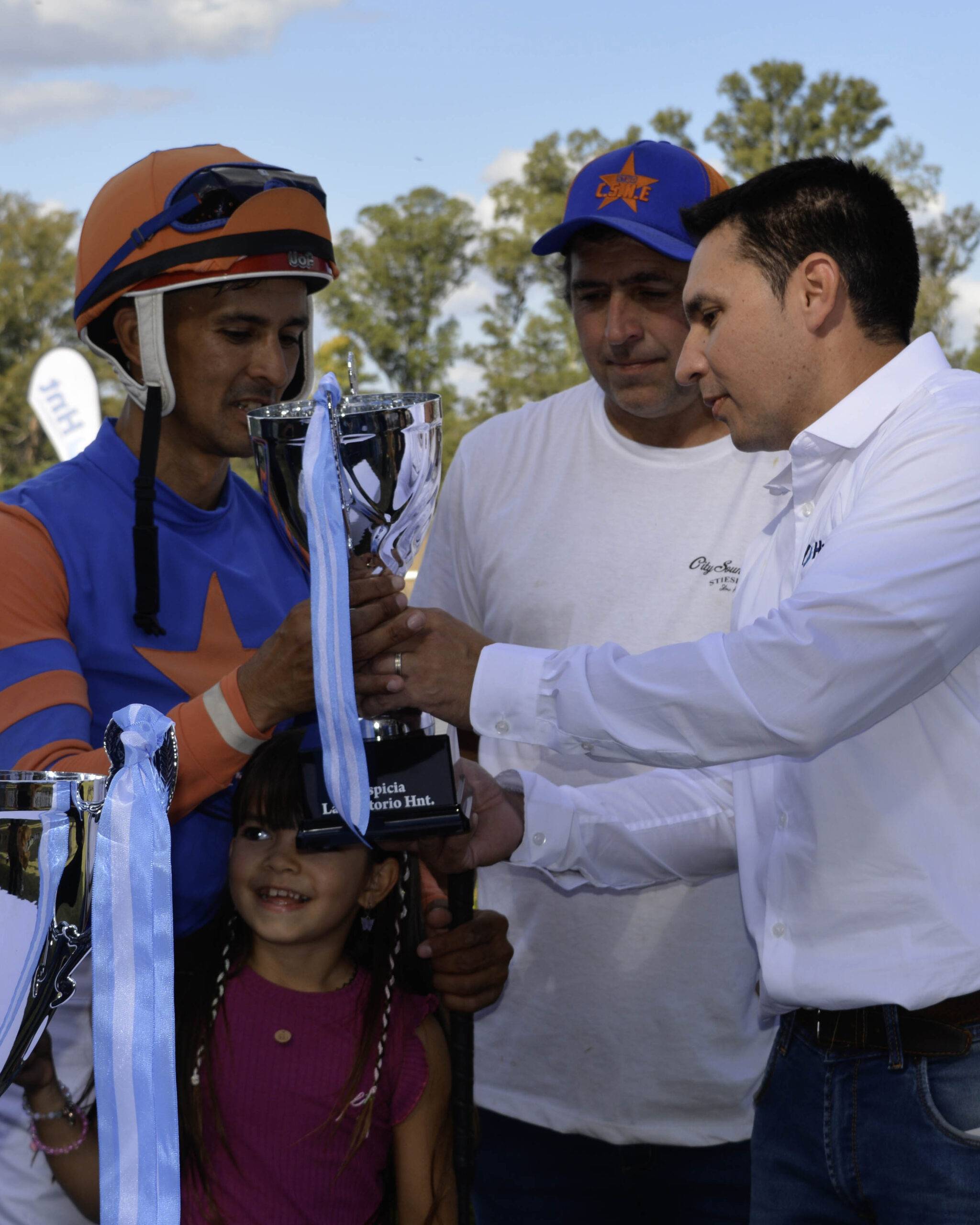 Jockey Enzo Salteño recibe la copa del Laboratorio HNT en la Polla de Potrillos Venado Tuerto