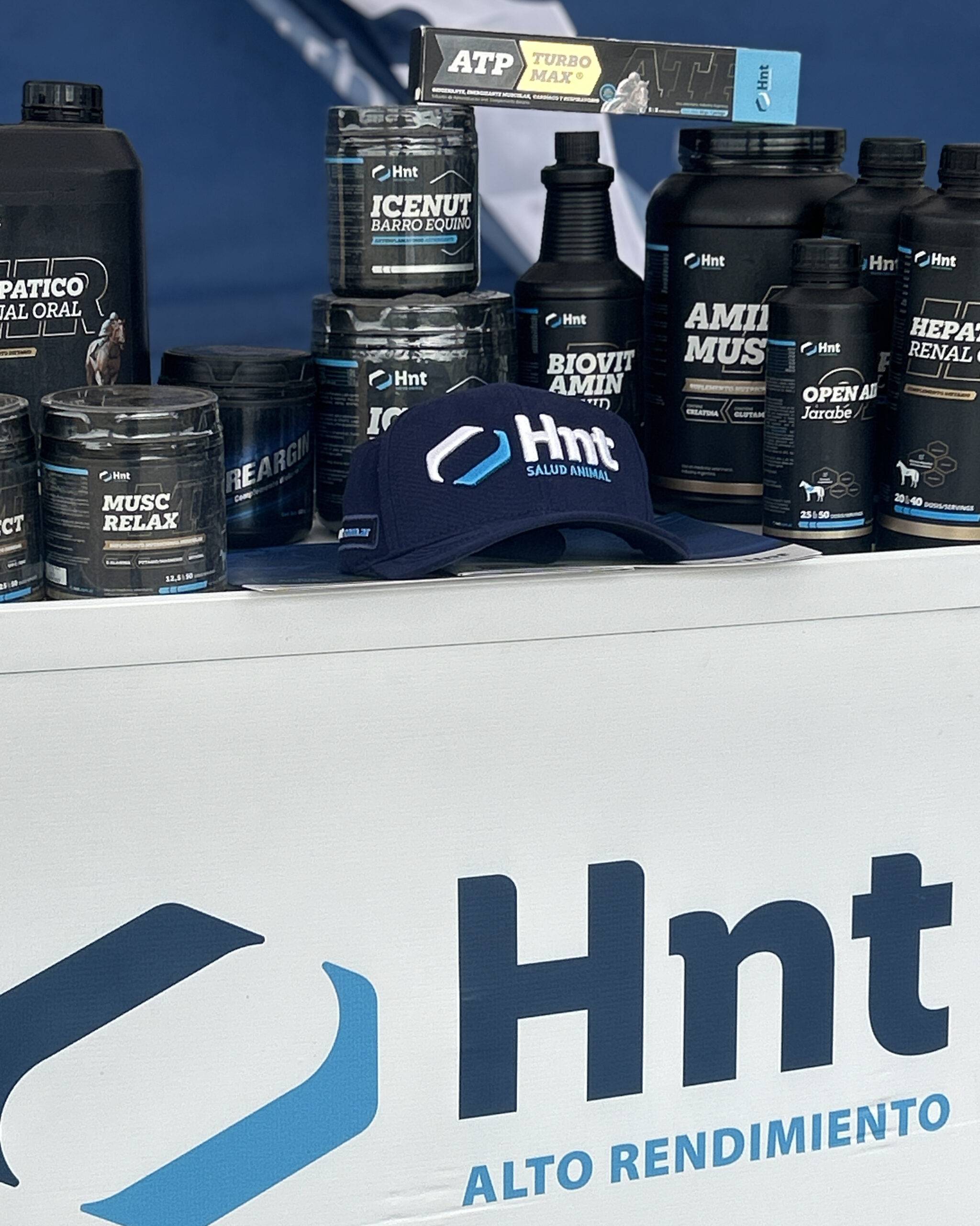 Línea de productos Laboratorio HNT en exhibición durante la Equestrian Week 2026 - Amino Muscle, Biovitamin, ICENUT, Hepático Renal y ATP Turbo Max