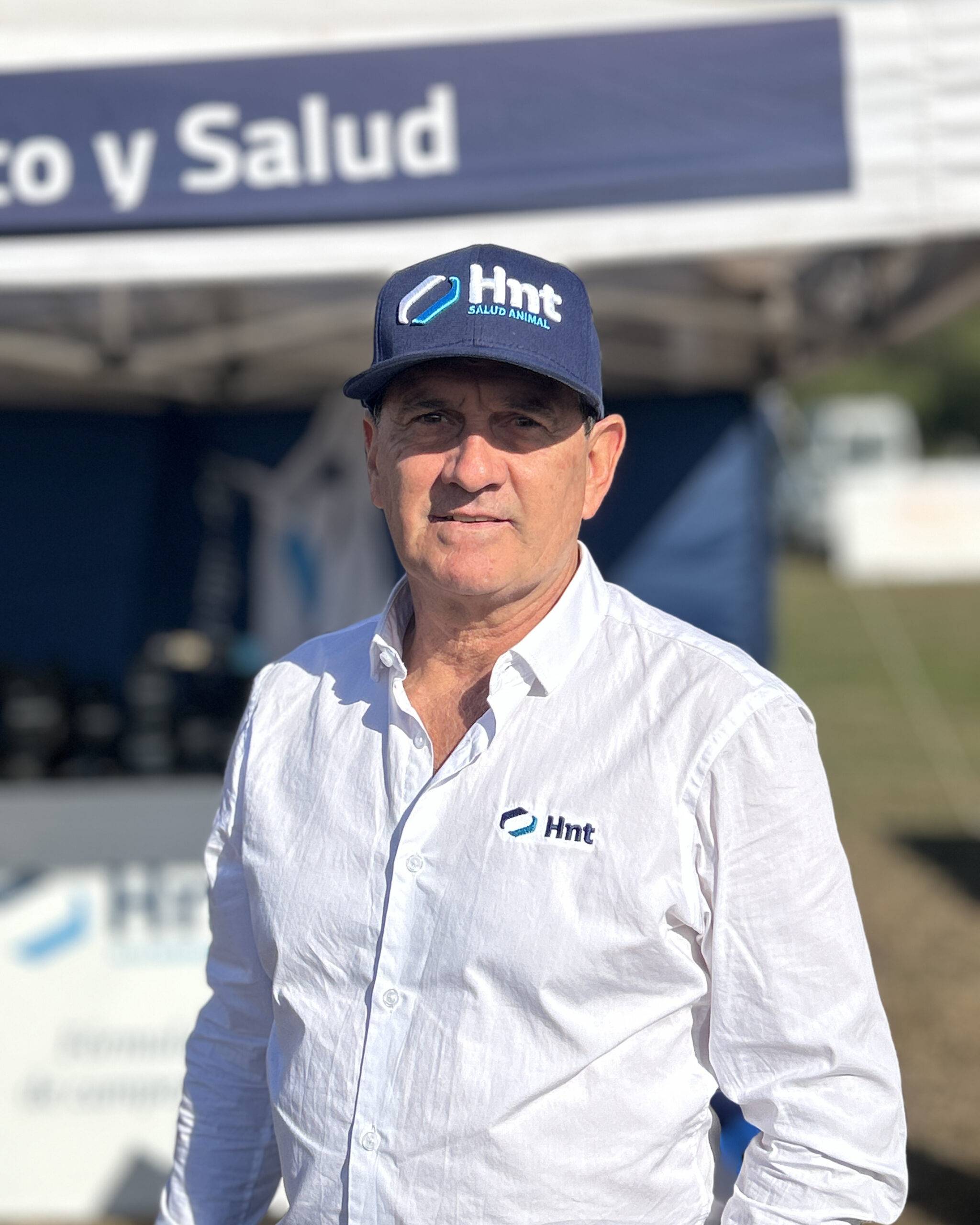 Representante del Laboratorio HNT en el stand institucional de la Equestrian Week 2026 - Tucumán Polo Club