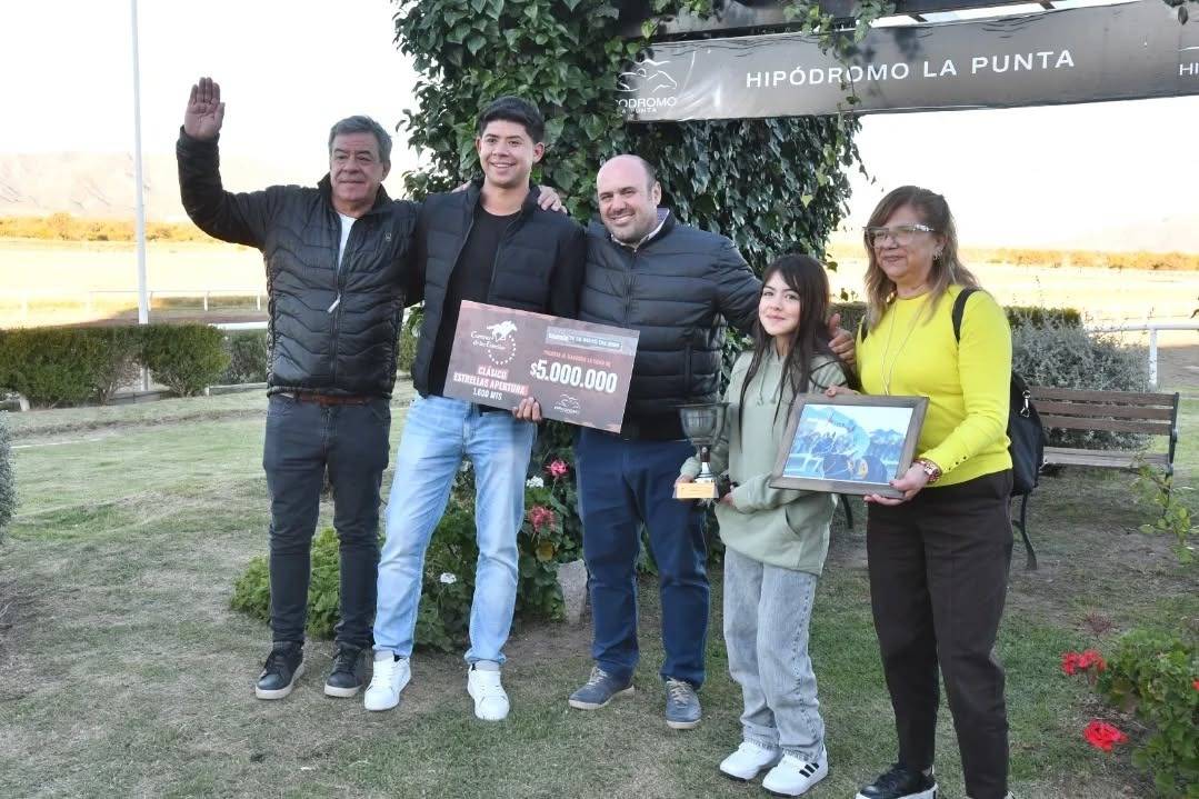 Premiación del Clásico Apertura Estrella 1600 metros en el Hipódromo de La Punta San Luis - stud La Nona