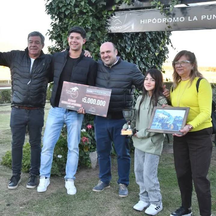 Equipo del stud La Nona y preparador Héctor Flores reciben el premio del Clásico Apertura Estrella en La Punta