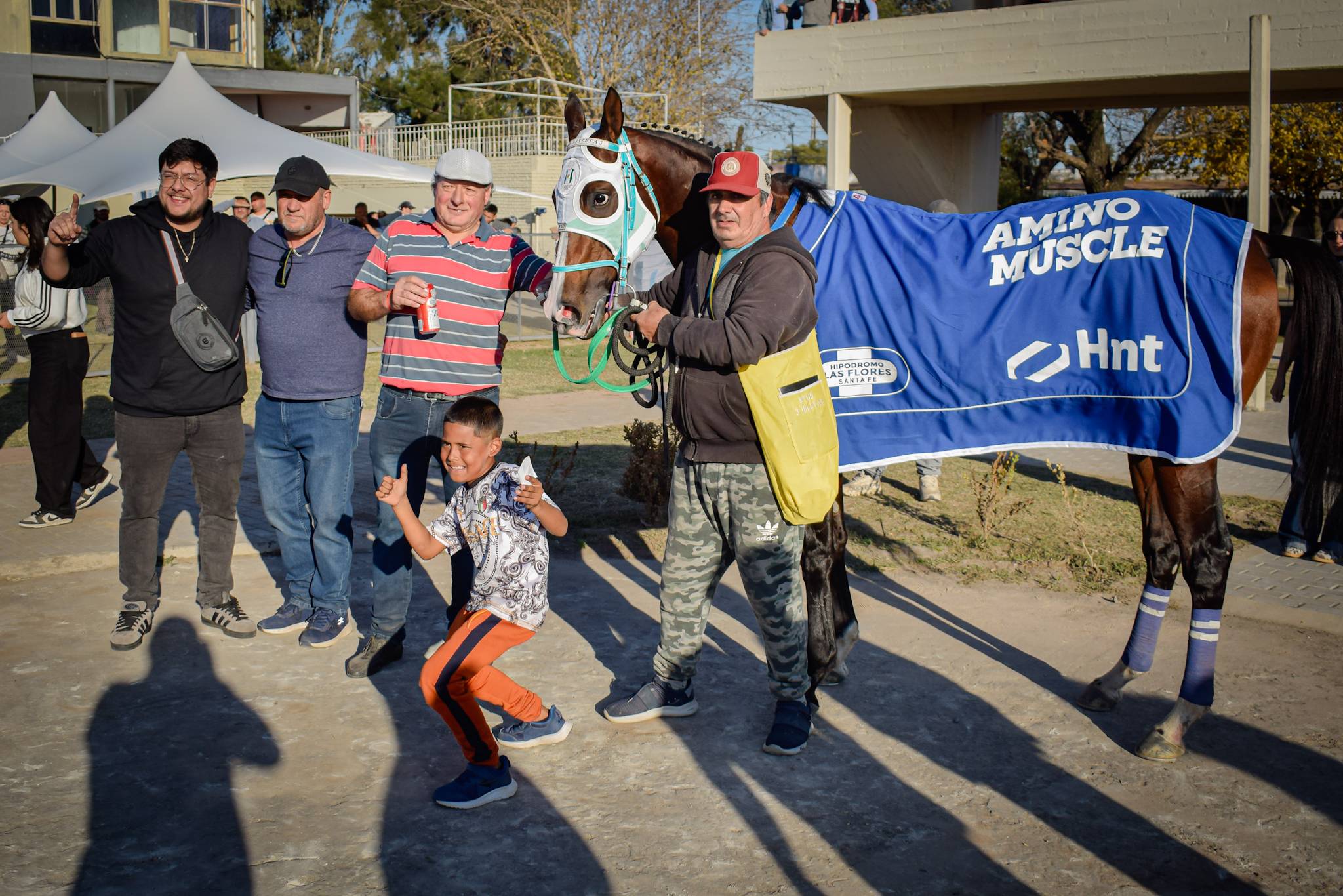 El Futuro en el círculo de ganadores del Hipódromo Las Flores con la manta AminoMuscle de Laboratorio HNT