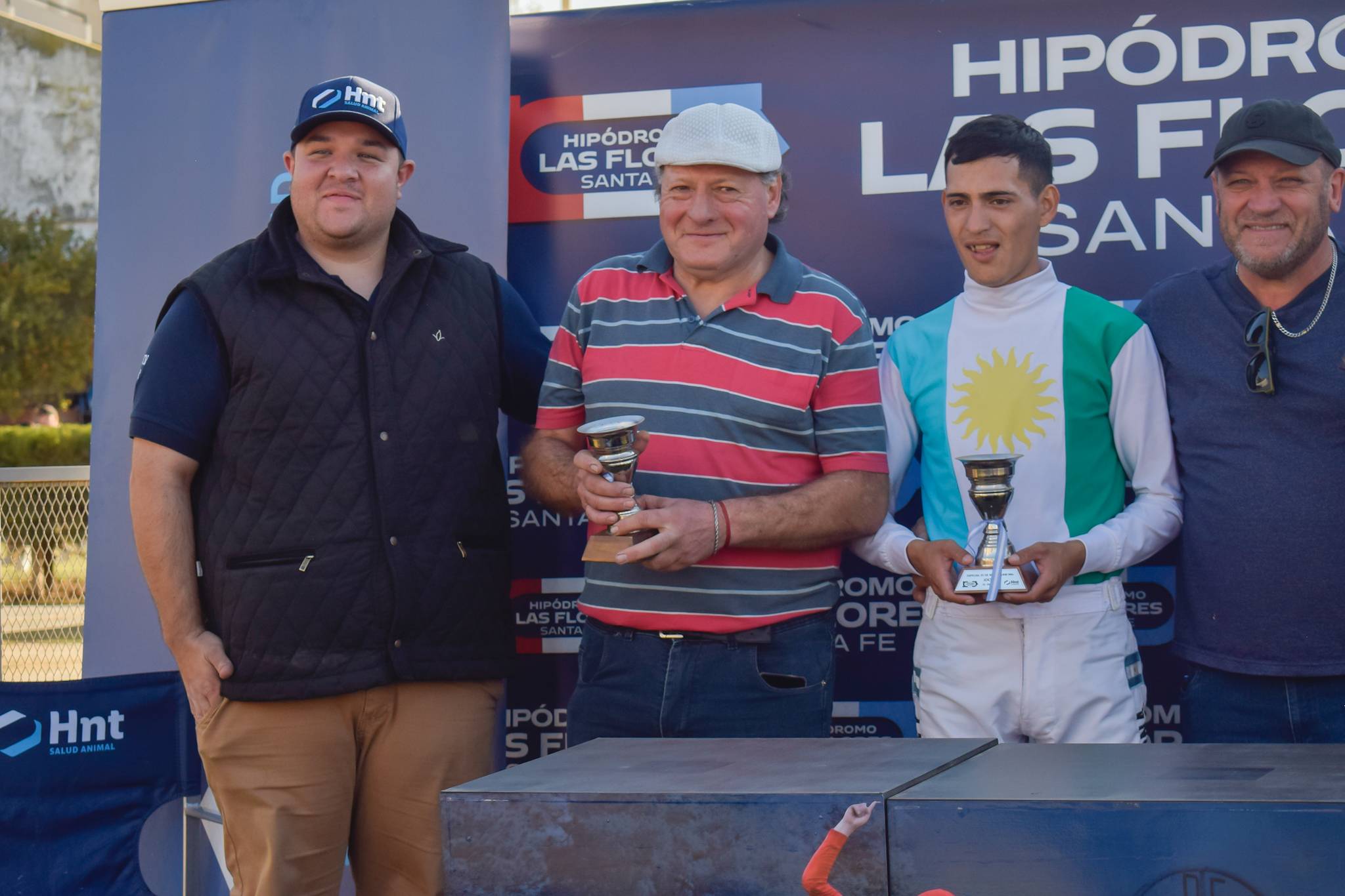 Entrega de trofeos del Especial 25 de Mayo en el Hipódromo Las Flores junto a Laboratorio HNT