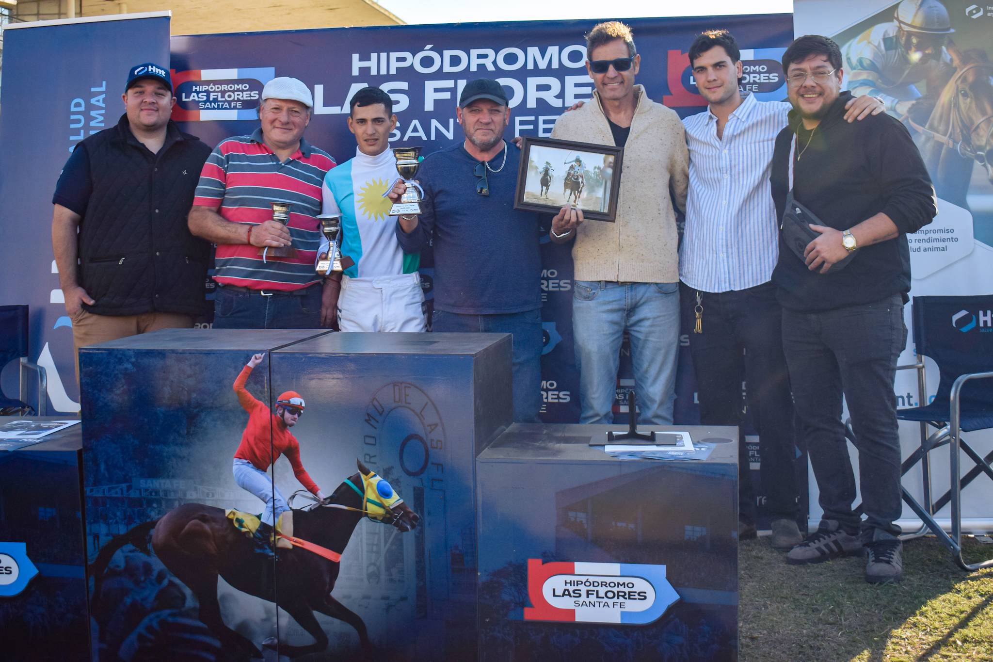 Conexiones del Stud 3 Isletas celebrando el triunfo de El Futuro en el podio del Hipódromo Las Flores