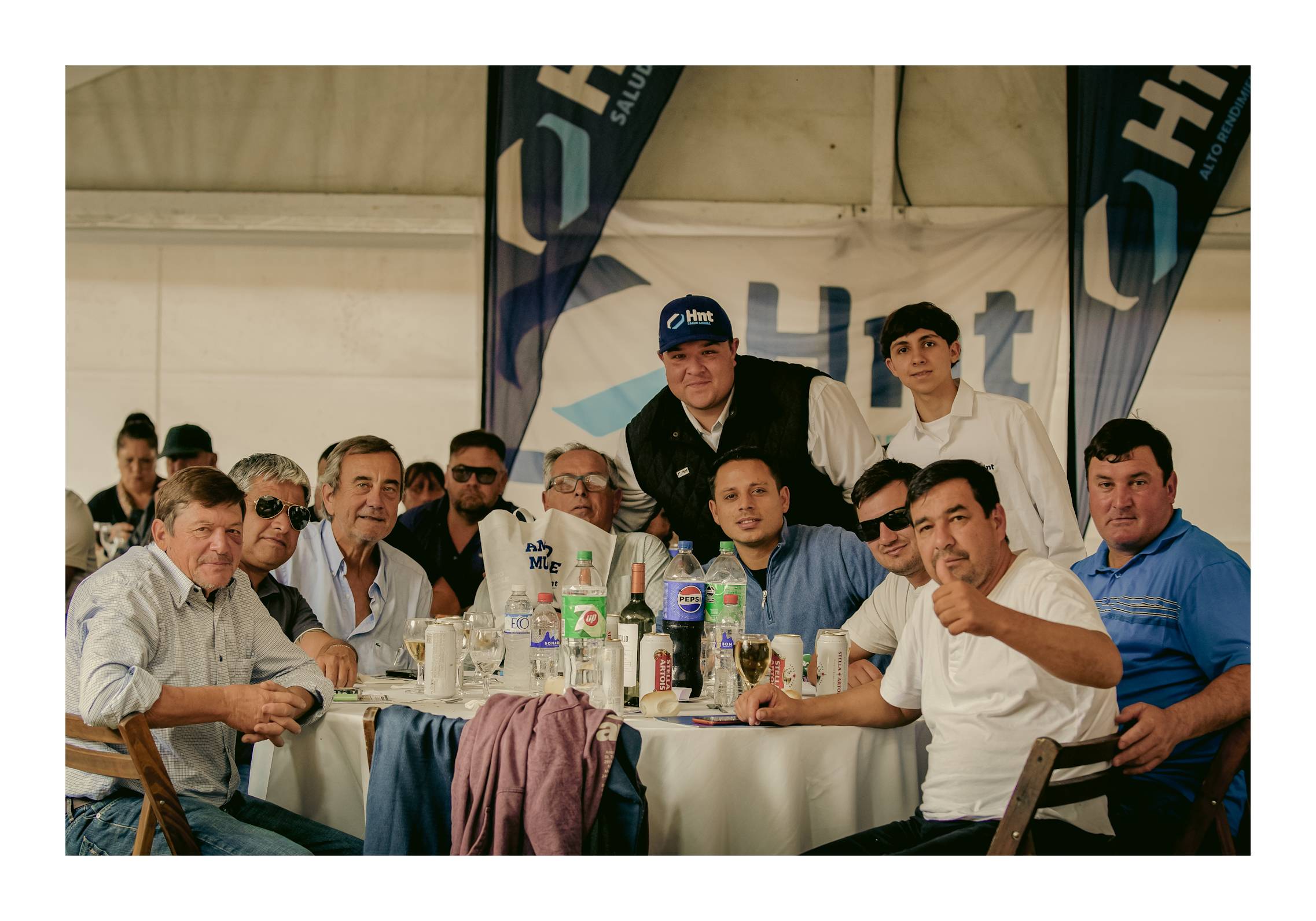 Criadores y compradores en la carpa de la Venta Otoño Haras Don Florentino auspiciada por HNT