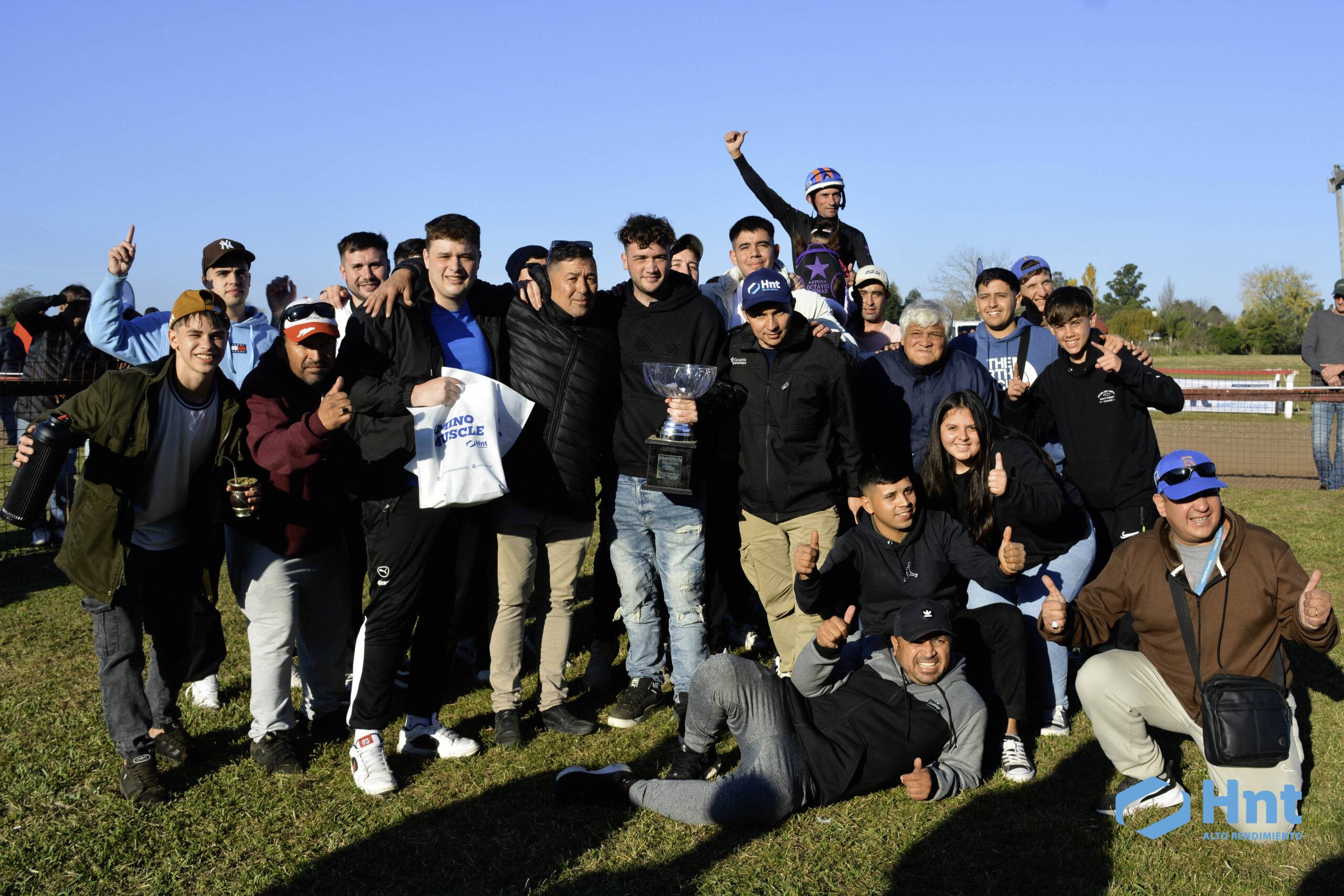 Festejo del equipo de Botucatu Pass tras la victoria en el Jockey Club Villa Elisa Entre Rios