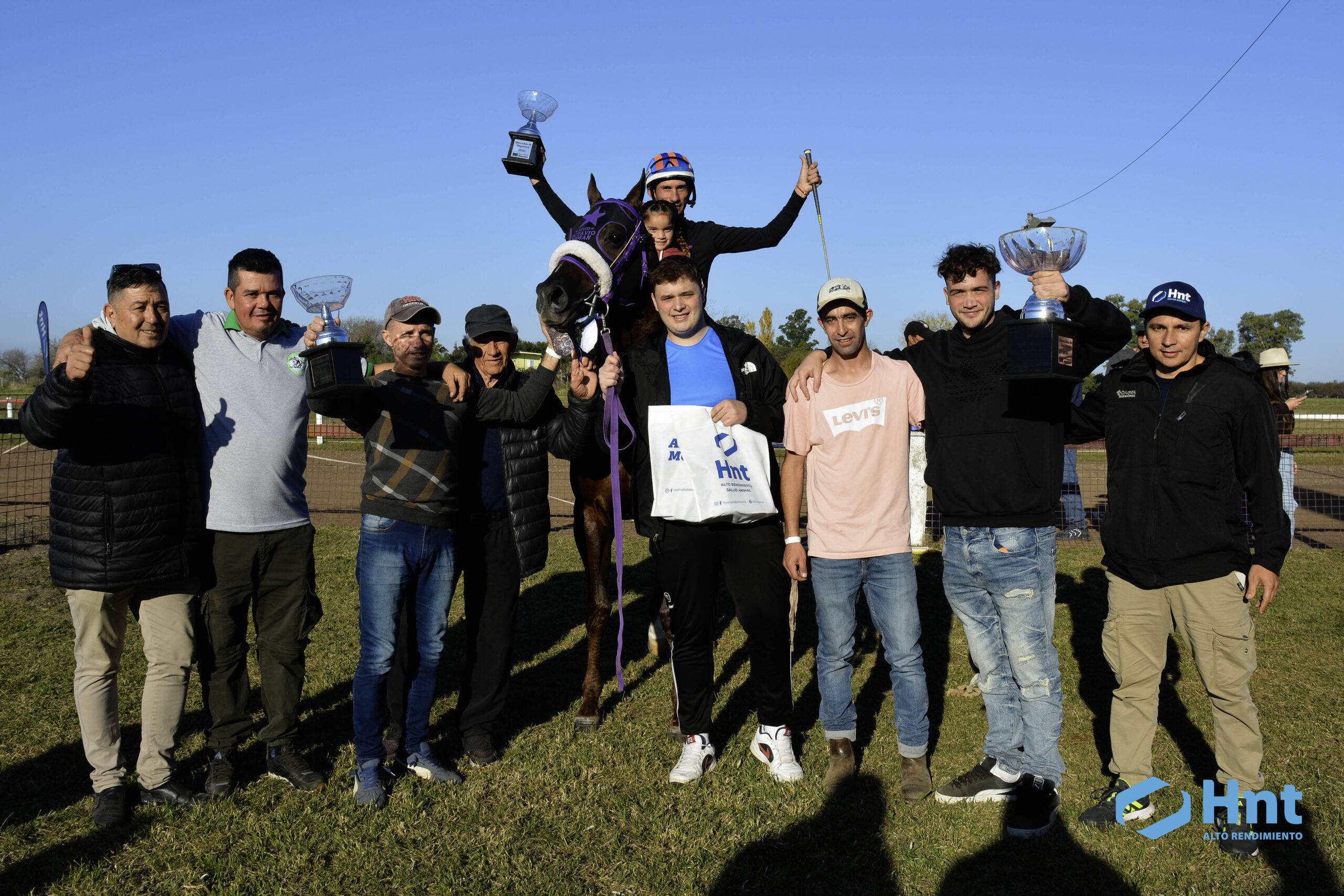 Premiacion del Gran Clasico Interprovincial SPC Laboratorio HNT con los trofeos para el Stud Octavio Roman