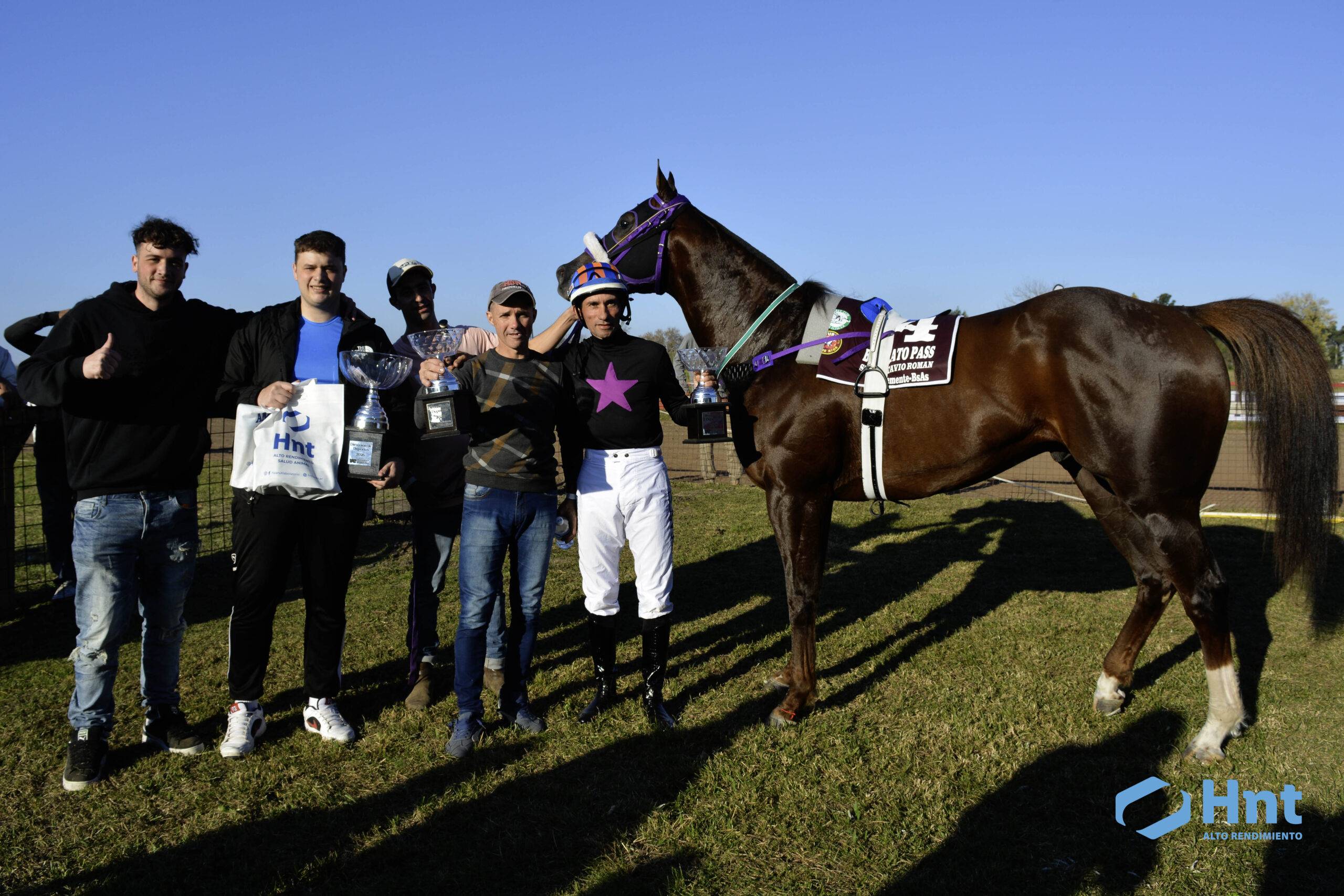 Botucatu Pass junto a Dario Banegas y las conexiones del Stud Octavio Roman en la premiacion