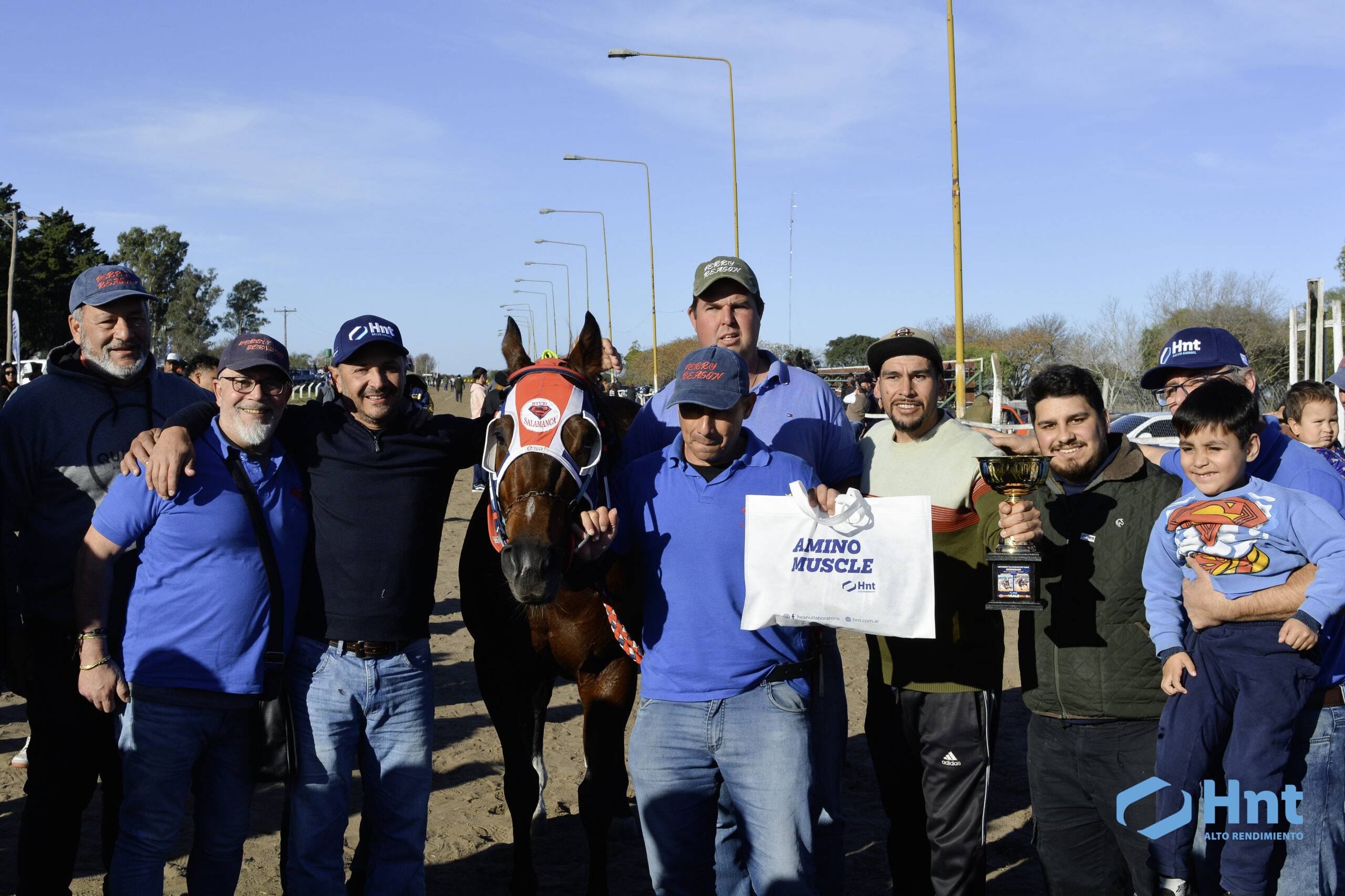 El equipo de Diego y Gustavo Liberato festeja con Perry Reason la Mega Clásico Laboratorio HNT