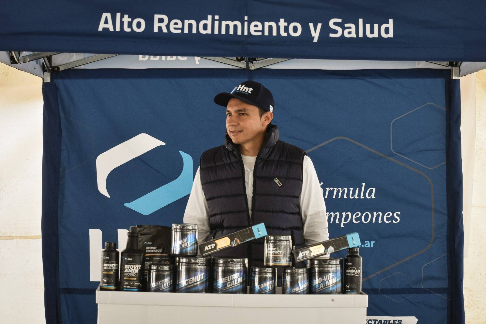 Stand del Laboratorio HNT con su línea de suplementos para equinos en la Venta Otoño Don Florentino