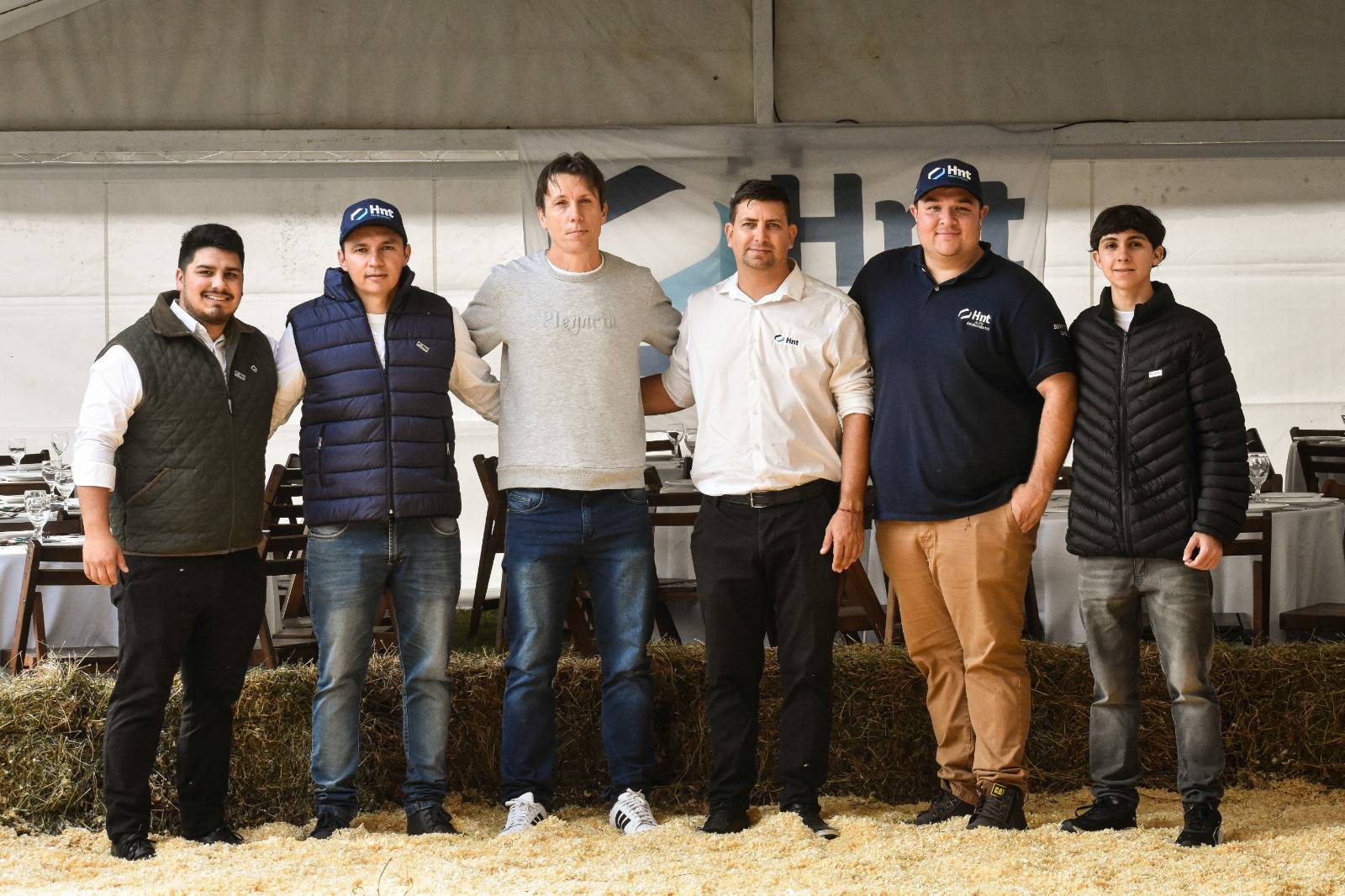 Equipo del Laboratorio HNT junto a los organizadores de la Venta Otoño en el Haras Don Florentino