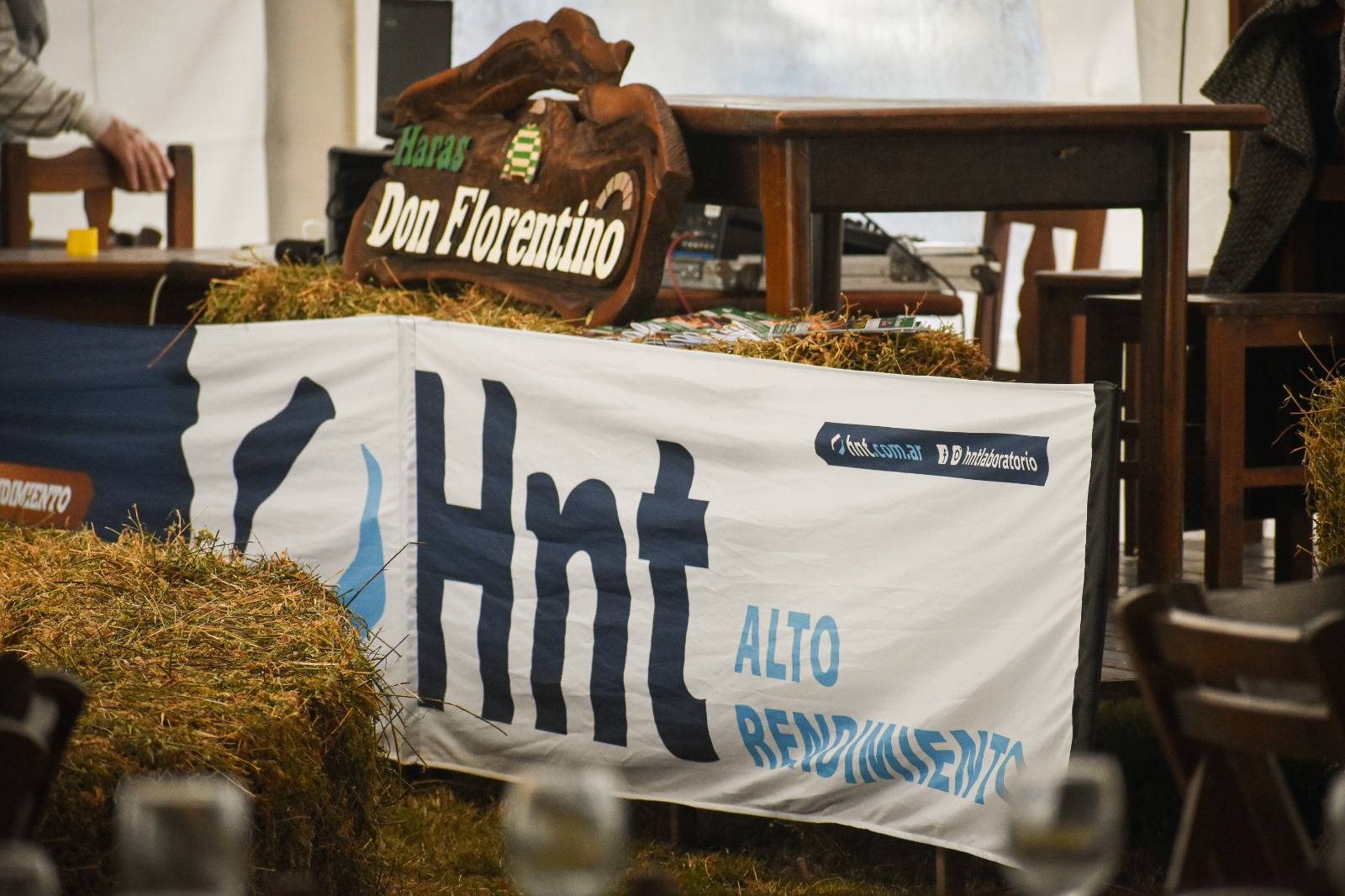 Cartel del Haras Don Florentino junto a la bandera del Laboratorio HNT en la Venta Otoño de Curuzú Cuatiá