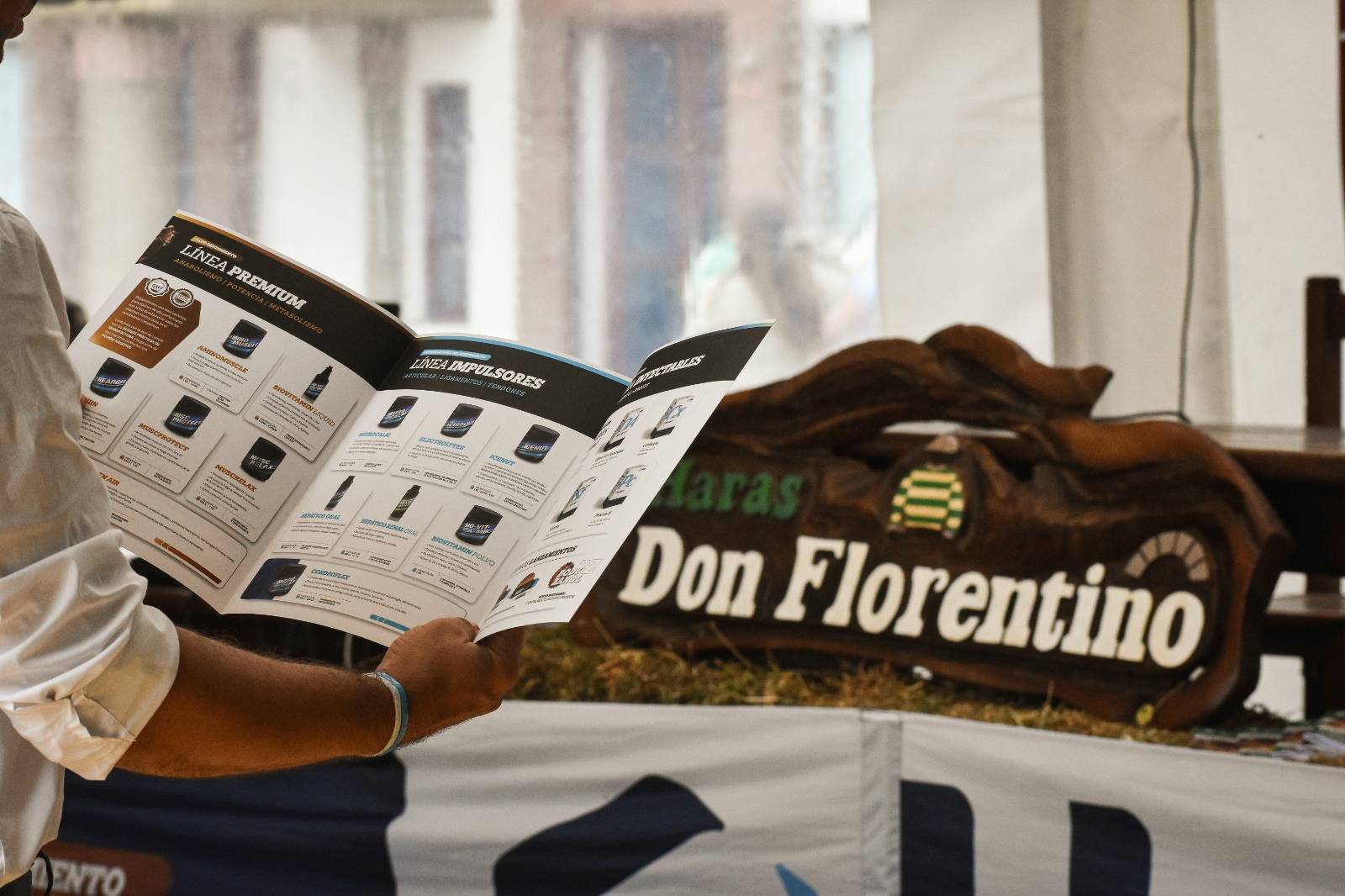Catálogo de suplementos HNT junto al cartel del Haras Don Florentino en la Venta Otoño