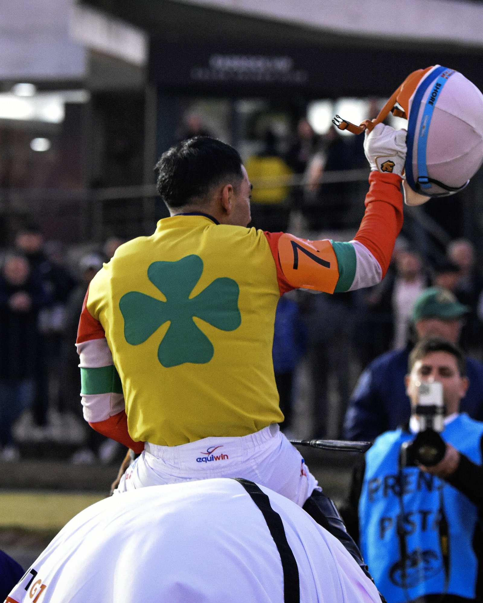 Jockey ganador saluda a la tribuna en las Carreras de las Estrellas 2026 del Hipodromo de San Isidro