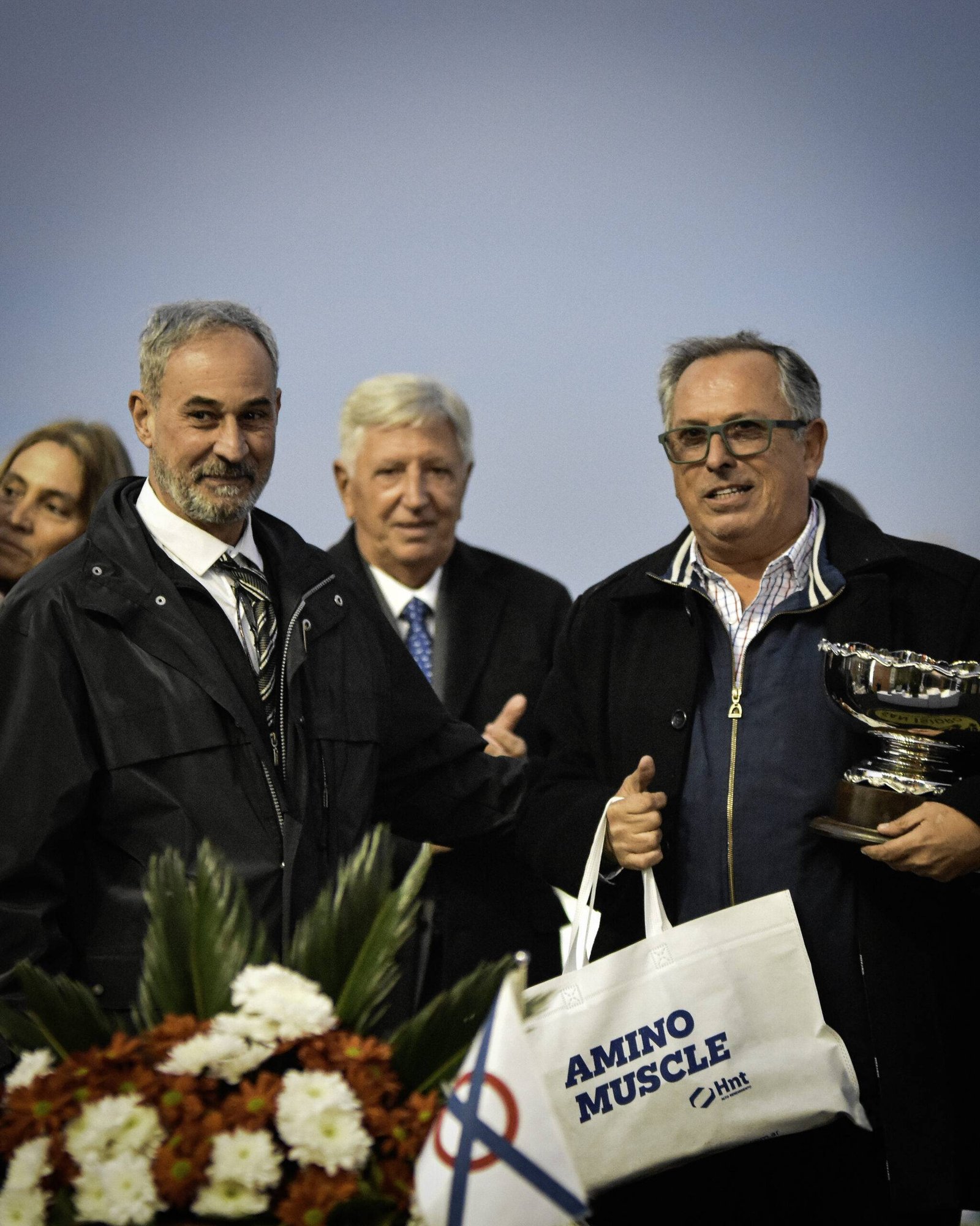 Premiacion de las Carreras de las Estrellas 2026 con la bolsa de productos AminoMuscle de HNT
