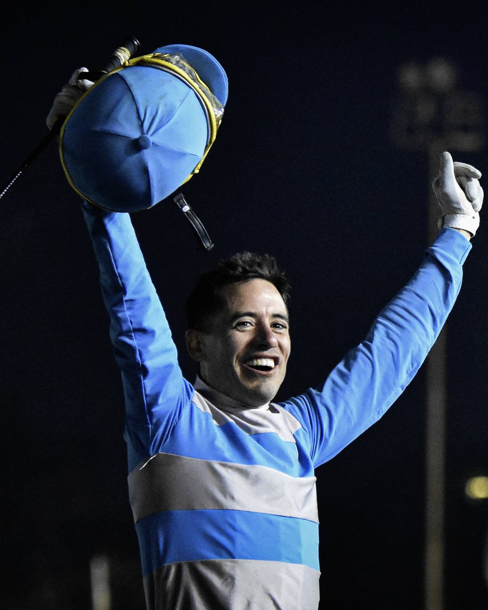 Jockey celebra con sedas celeste y blanca un triunfo en las Carreras de las Estrellas 2026