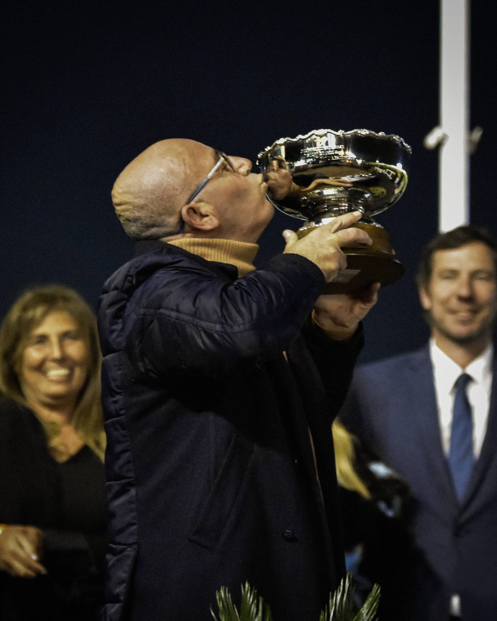 Propietario besa la copa de campeon en la premiacion de las Carreras de las Estrellas 2026