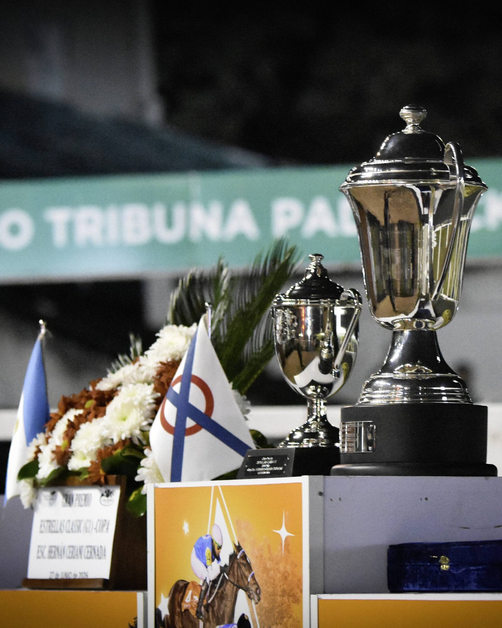 Trofeos del Gran Premio Estrellas Classic G1 en las Carreras de las Estrellas 2026 con banderines de HNT