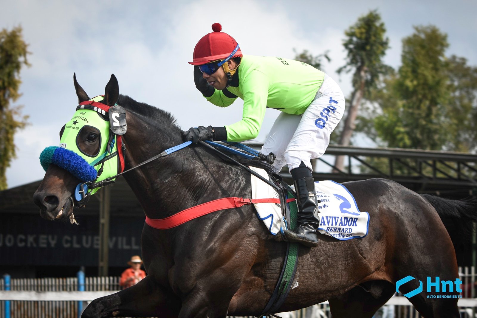 Avivador con su jockey de casaca verde ganando el Gran Clásico Previa del Santa Rosa en el Hipódromo de Villaguay
