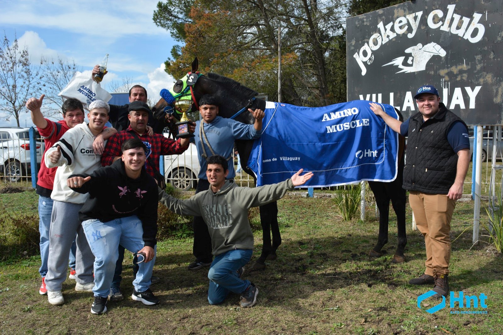 Equipo de Avivador festejando con la Copa Laboratorio HNT y la manta AminoMuscle en el Jockey Club Villaguay