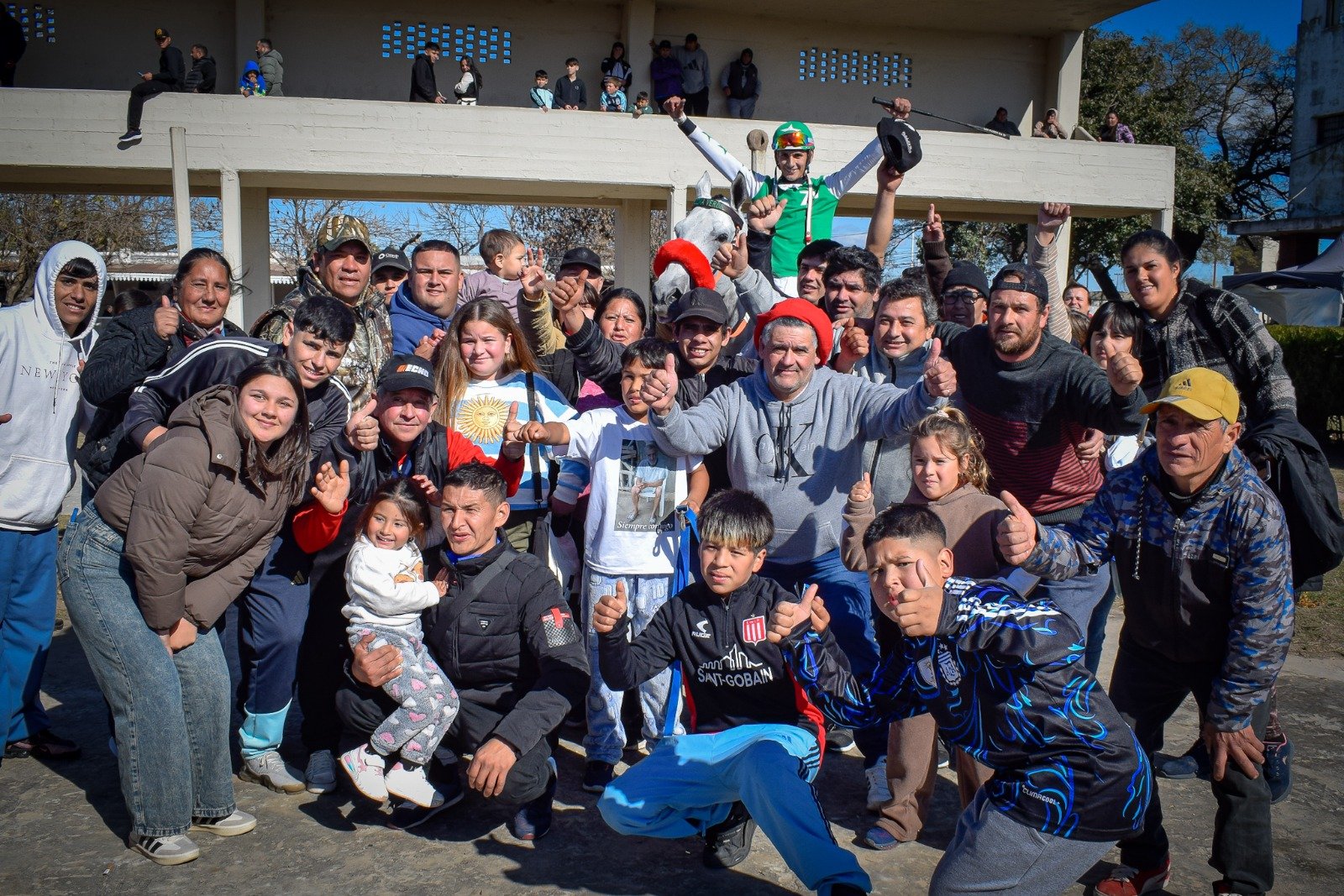 Equipo ganador celebrando el triunfo de Loco Fede en el Mega Clásico HNT de velocidad