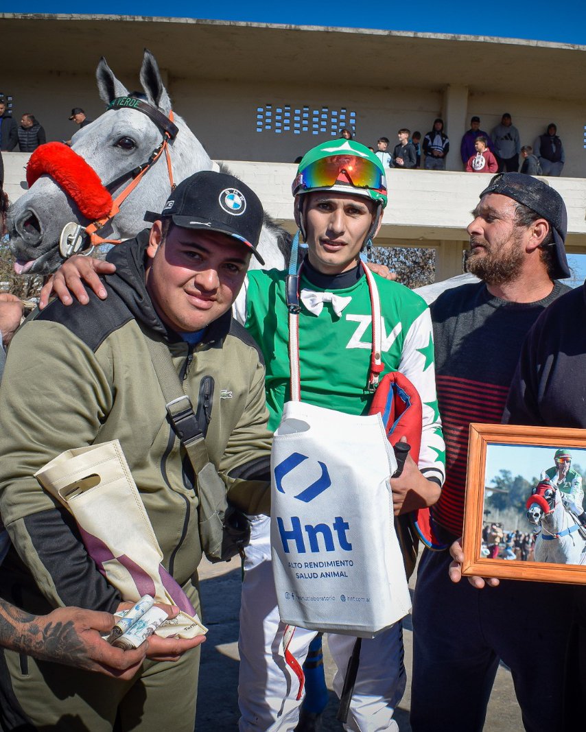 Jockey y equipo de Loco Fede con los premios del Laboratorio HNT en el Hipódromo Las Flores