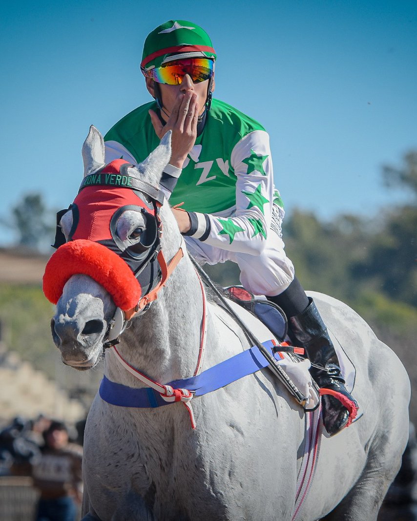Jockey de las sedas Zona Verde sobre Loco Fede tras ganar el Mega Clásico HNT