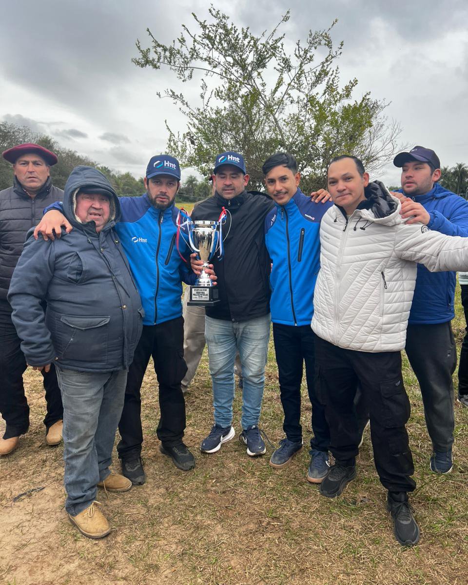 Equipo del Stud Don Francisco de Itatí con la Copa HNT del GP Santa Ana Futurity
