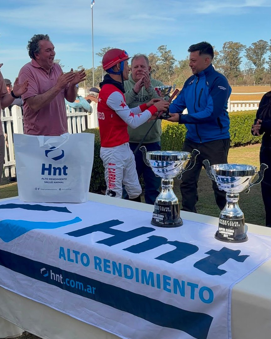 El jockey Alexis Carbajal recibe el trofeo del Súper Clásico Laboratorio HNT con los colores del Stud Don Romeo