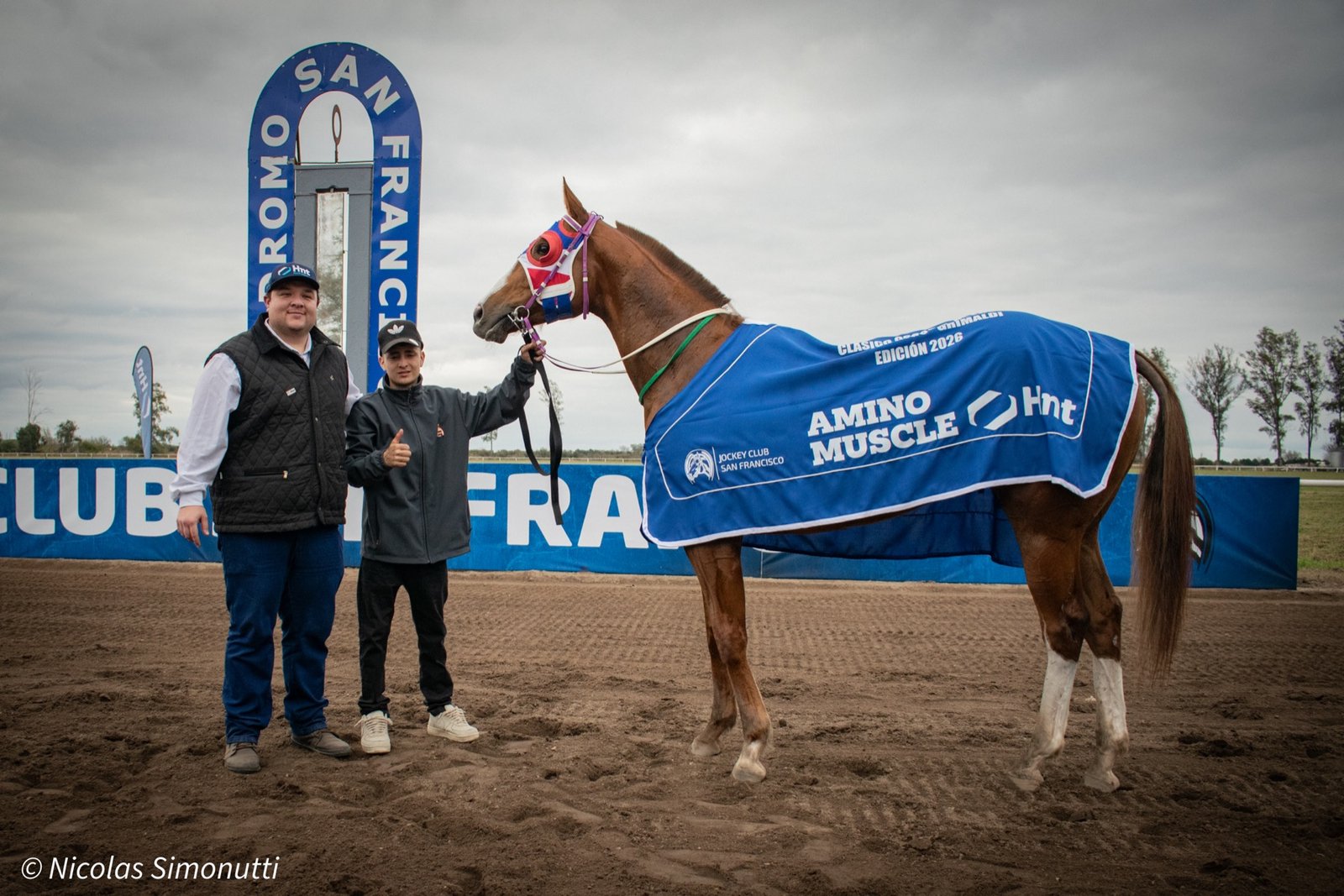 Claro Key posa con la manta AminoMuscle de HNT tras ganar el clásico en el Hipódromo de San Francisco
