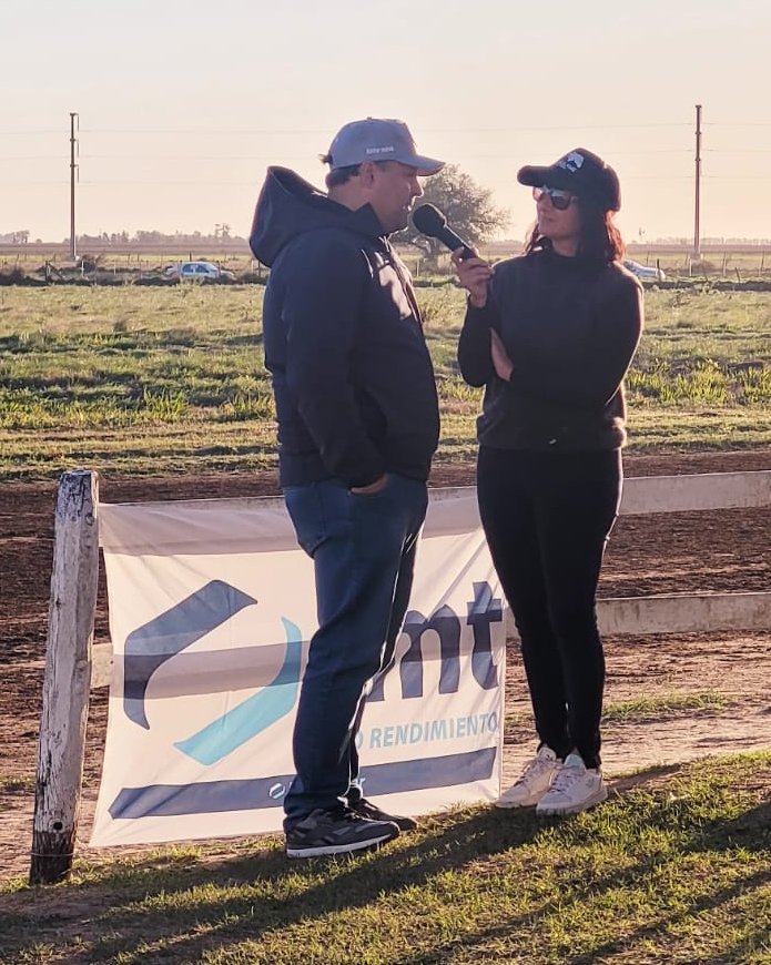 Entrevista al costado de la pista frente al banner del Laboratorio HNT durante la Copa HNT Las Varillas