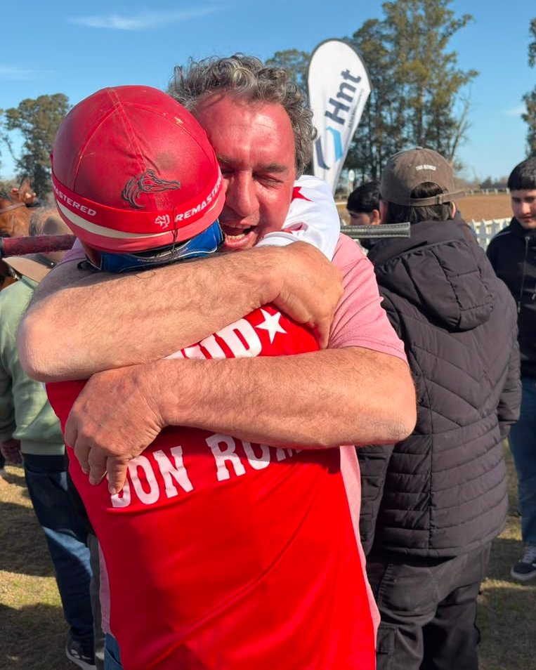 Abrazo entre el jockey Alexis Carbajal y un integrante del Stud Don Romeo tras la victoria en Venado Tuerto