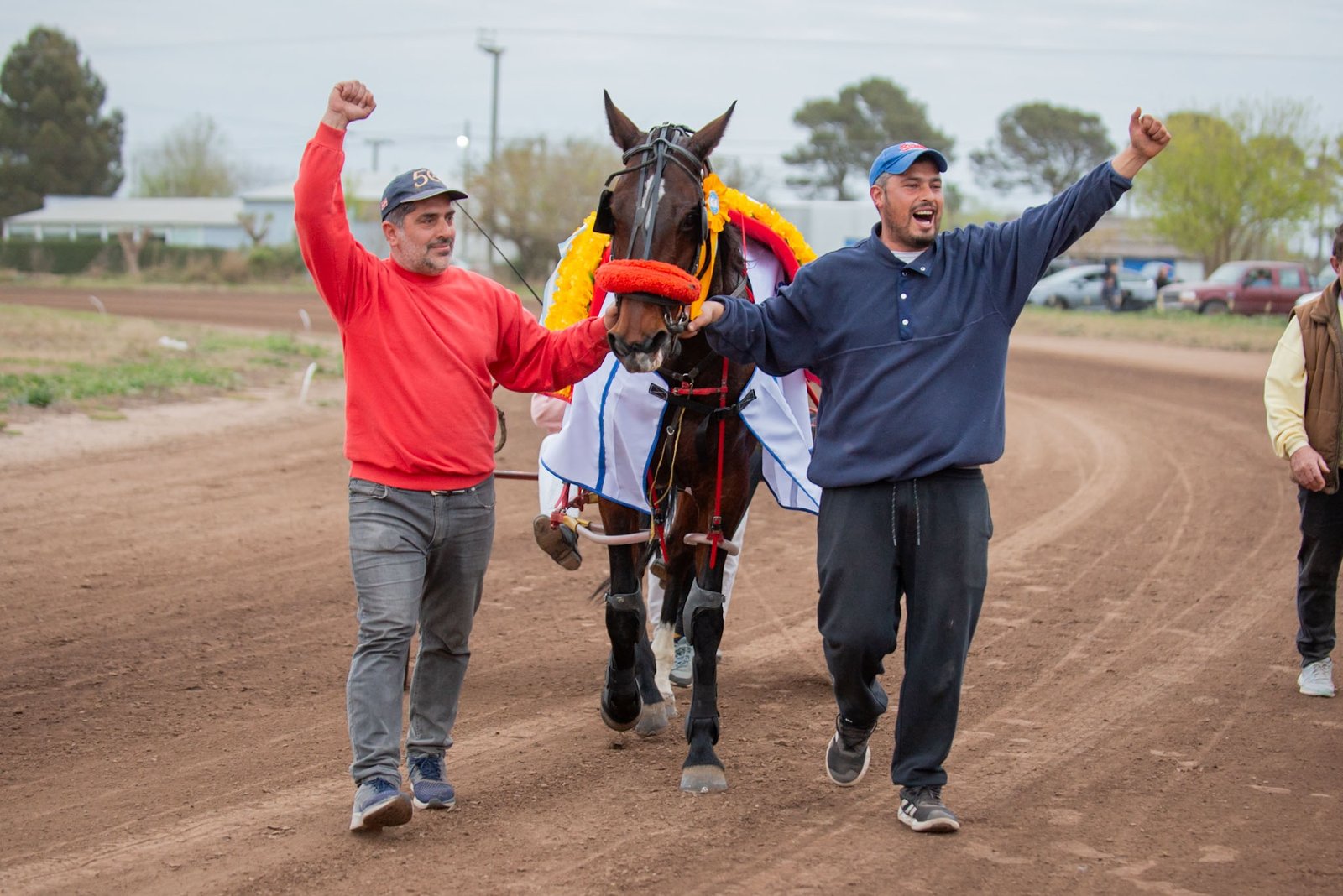 El equipo del Stud El Solito festeja junto a Gora Look Sucinta con la manta y la guirnalda de ganadora del Gran Premio Nacional de Yeguas Adultas