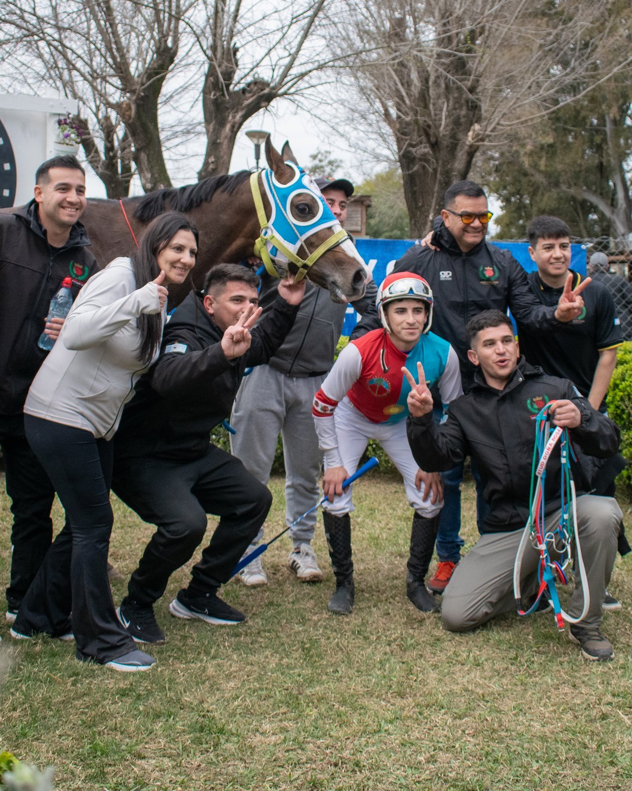 La yegua ganadora del Clásico de Veloces Yeguas posa con su equipo tras la victoria en la Copa HNT San Francisco