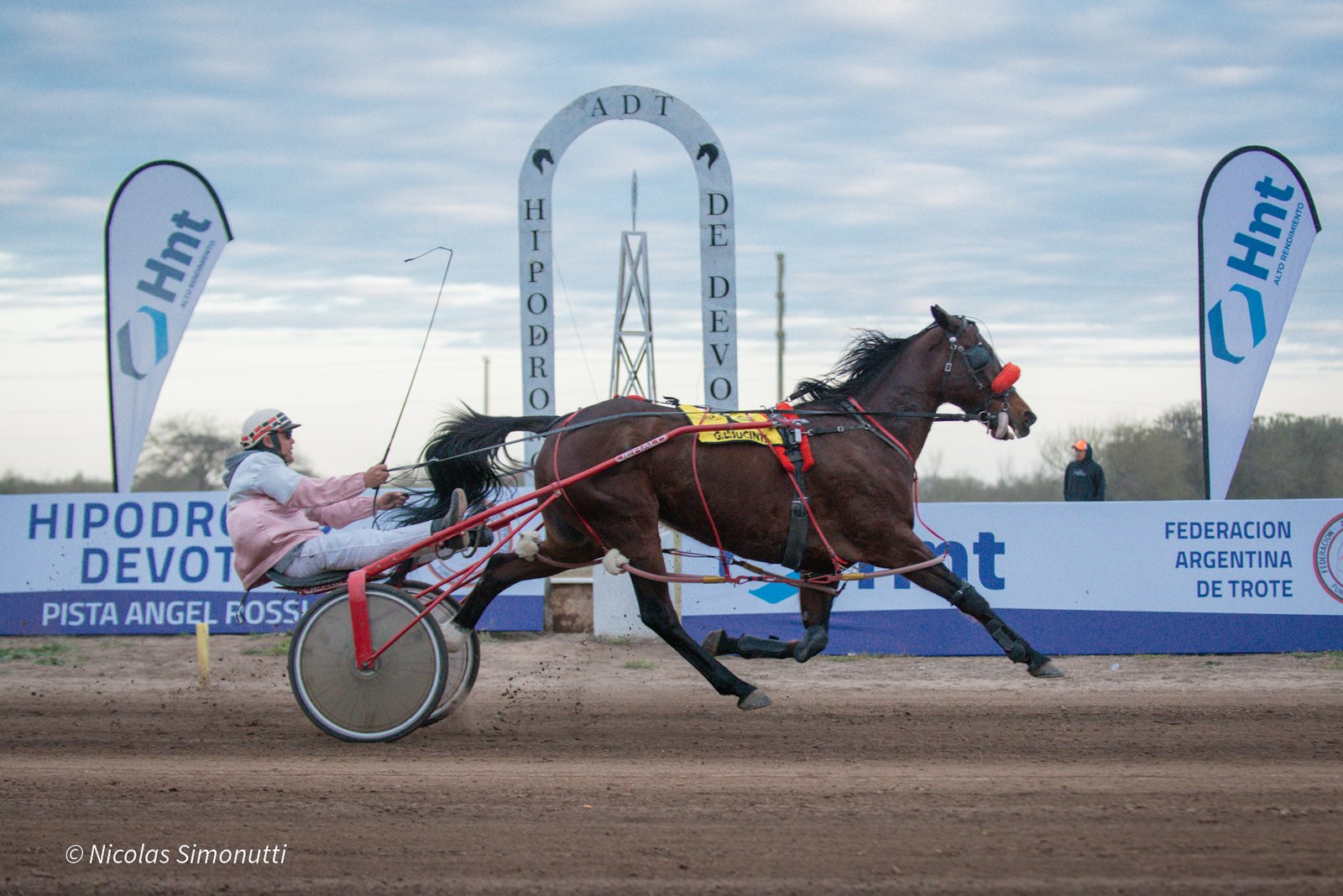 Gora Look Sucinta y el driver Marcos Ganly cruzan el disco en el Hipodromo de Devoto para ganar el Gran Premio Nacional de Yeguas Adultas F.A.T.